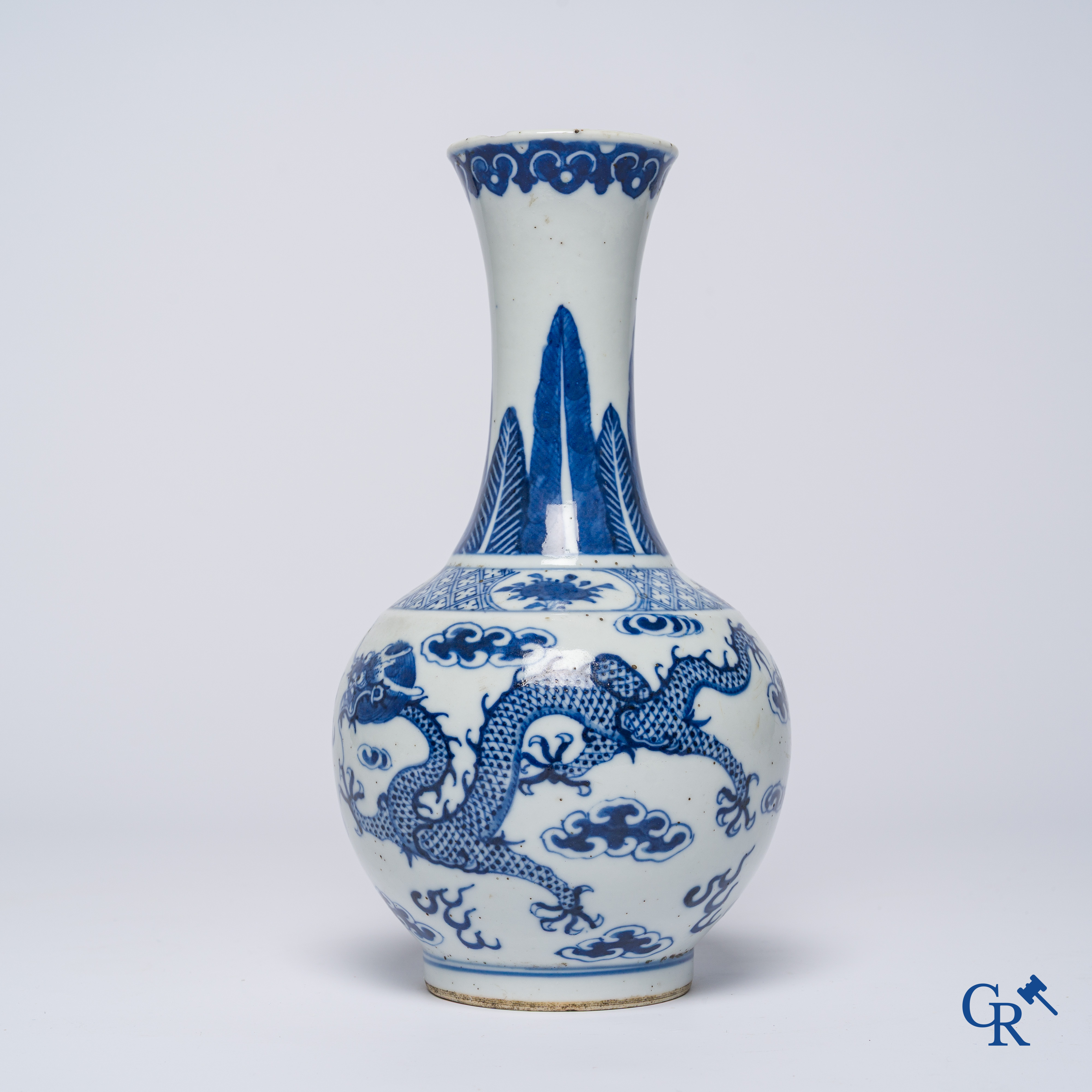 Aziatica, Chinees porselein. Een Chinese blauw-wit vaas met drakendecor. 18e-19e eeuw.
