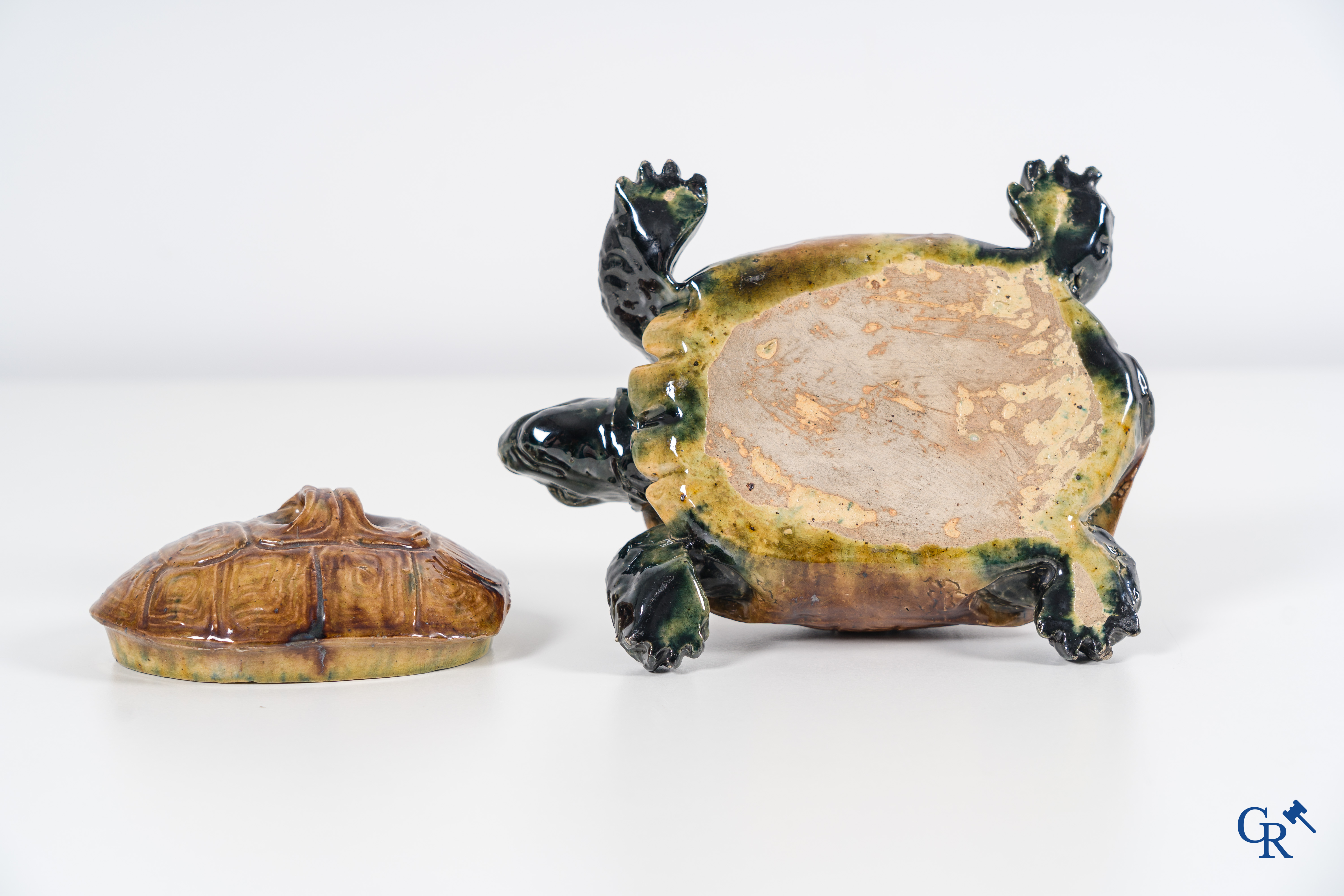 Poterie flamande: Vande Voorde, grande tortue en poterie de Bruges.