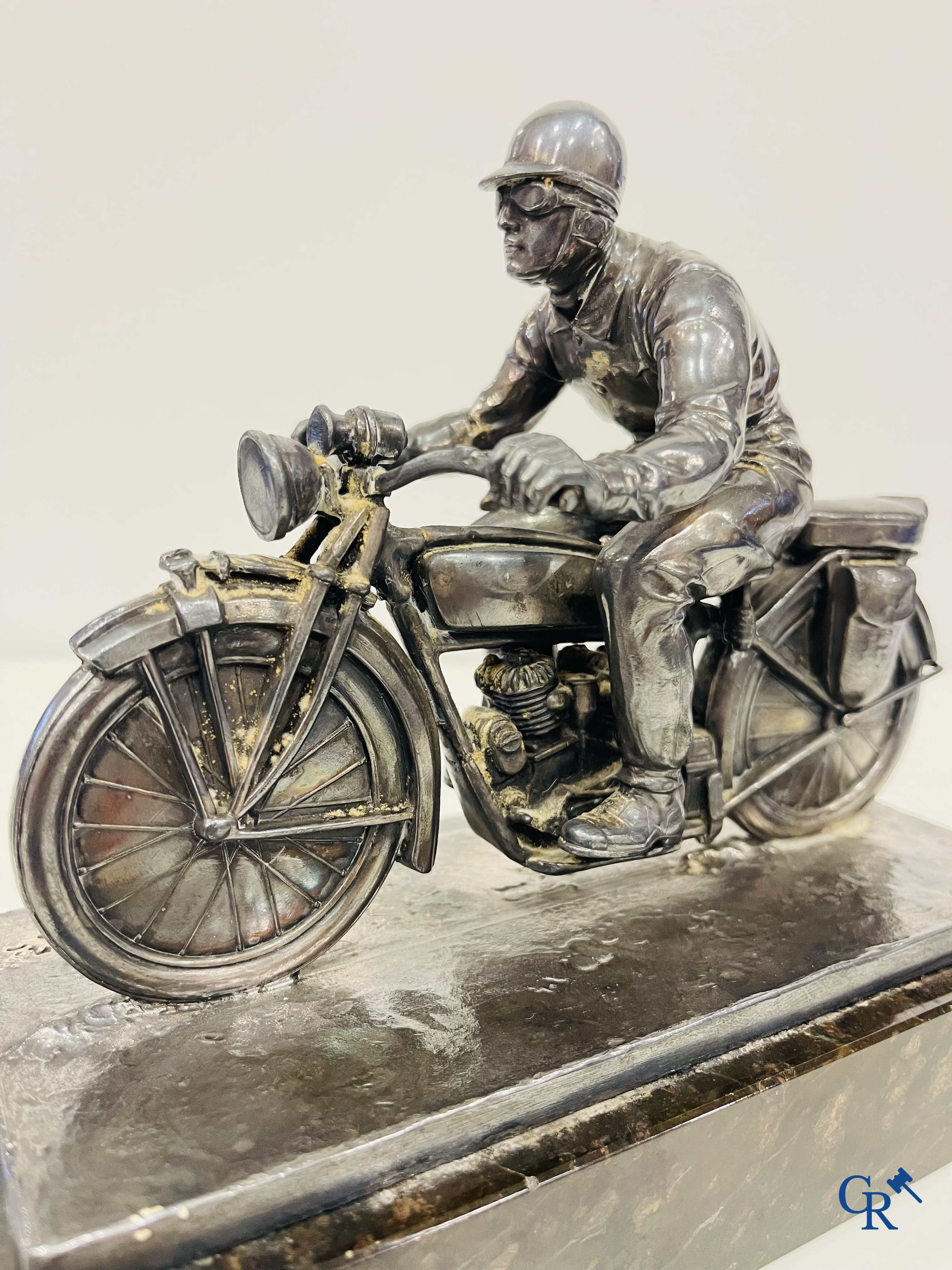 Een verzilverde motorfiets race trofee gemodelleerd als een motorrijder in outfit uit de tijd. Circa 1930.