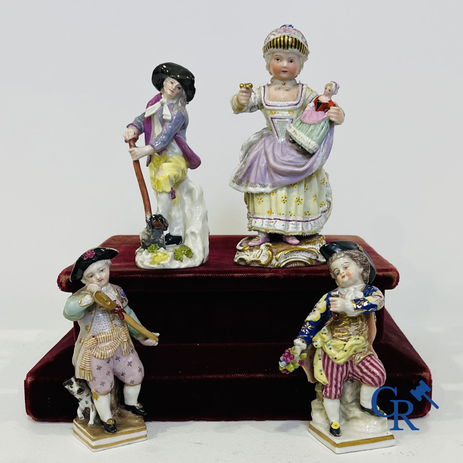 Meissen: 4 statuettes en porcelaine fine alemande.