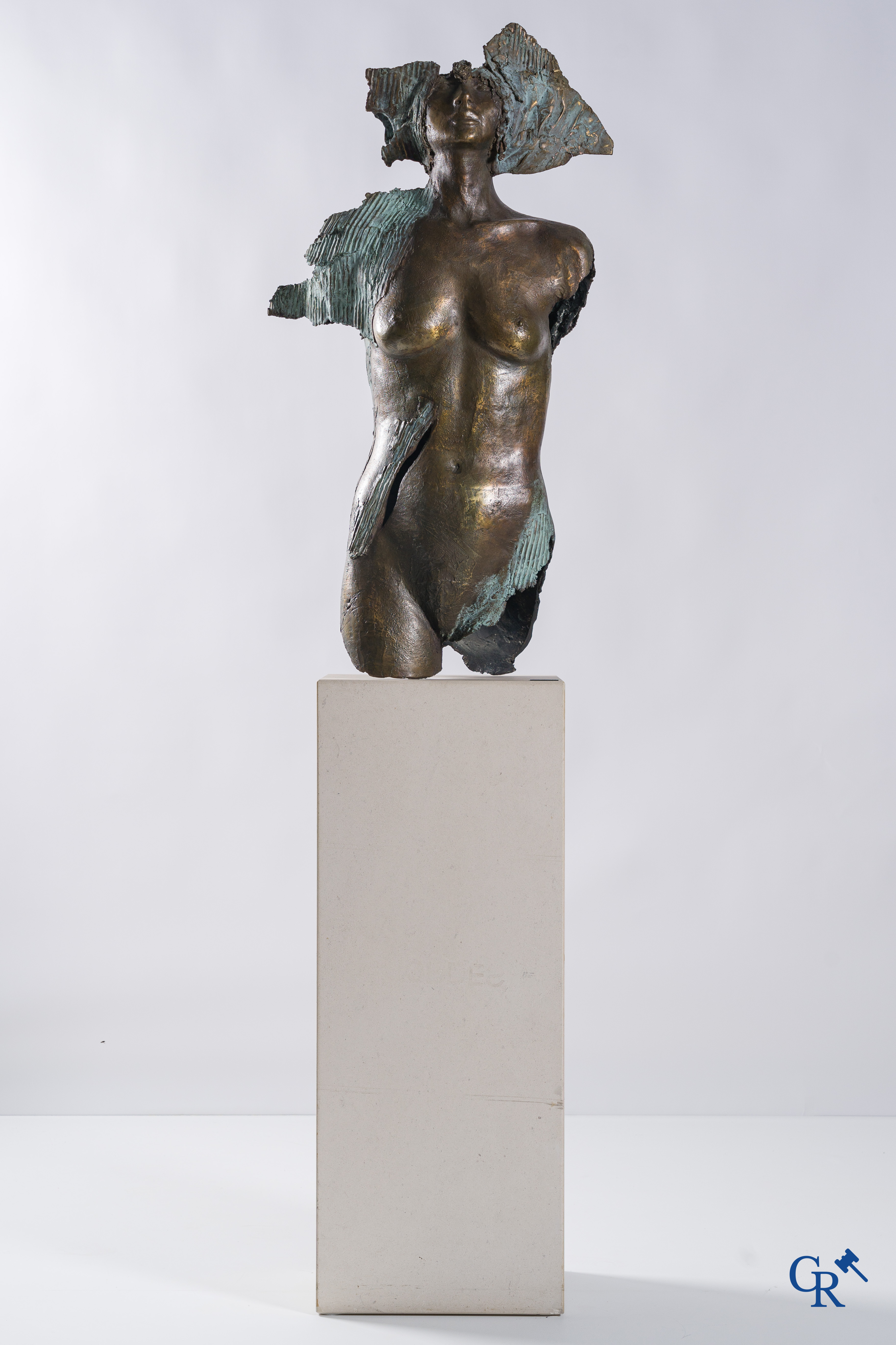 Inge Dewilde (1957) (*) Bronzen torso van een vrouw op een bijgaande sokkel in witsteen.