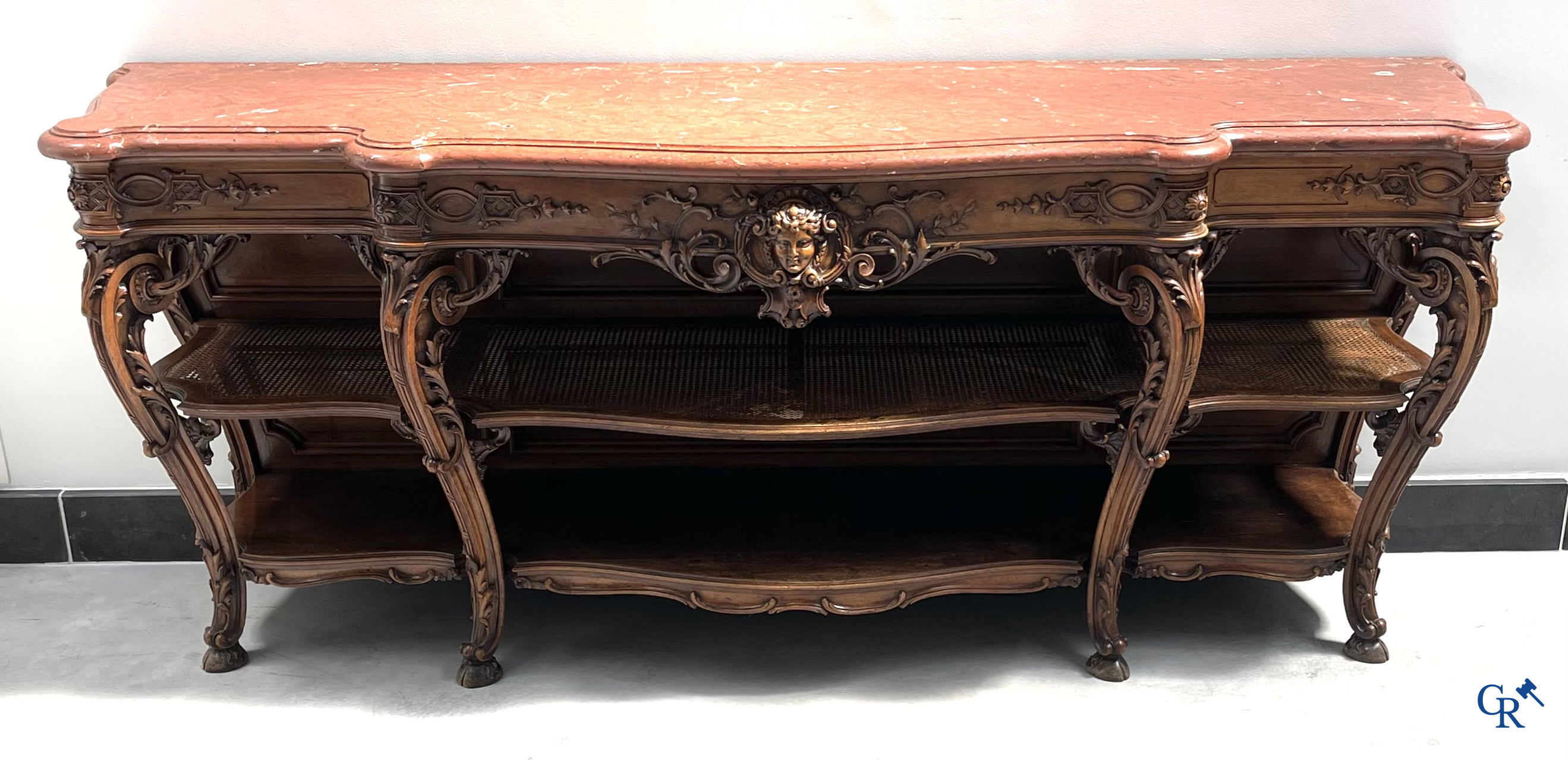 Maison Roll, 42, Rue Faubourg St. Antoine Paris. Een uitzonderlijk desserte meubel in gesculpteerd notelaar. LXVI-Stijl.