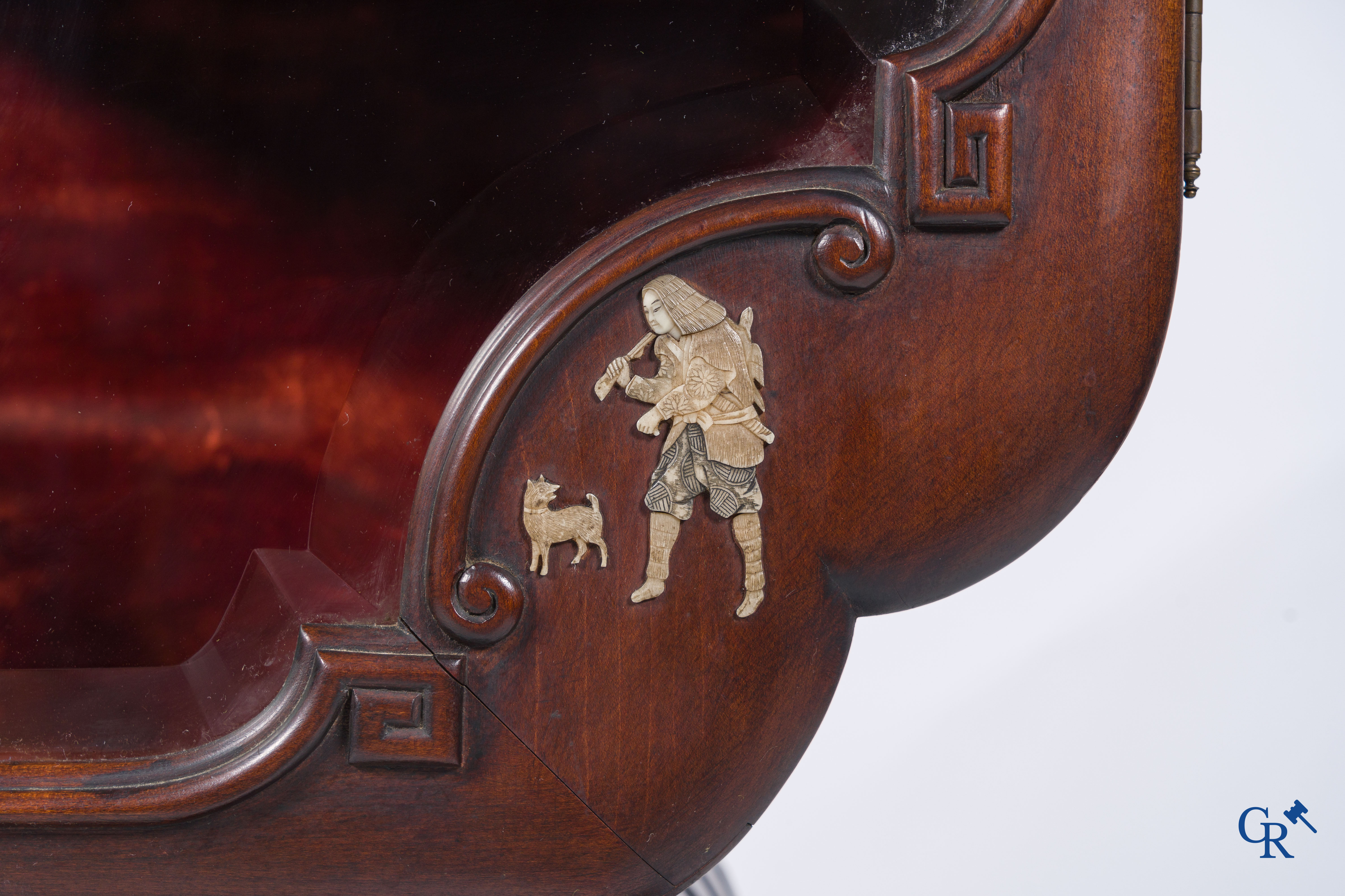 In the manner of Gabriel Viardot. A display cabinet in Japanese style with bronze fittings. Paris work, late 19th century.