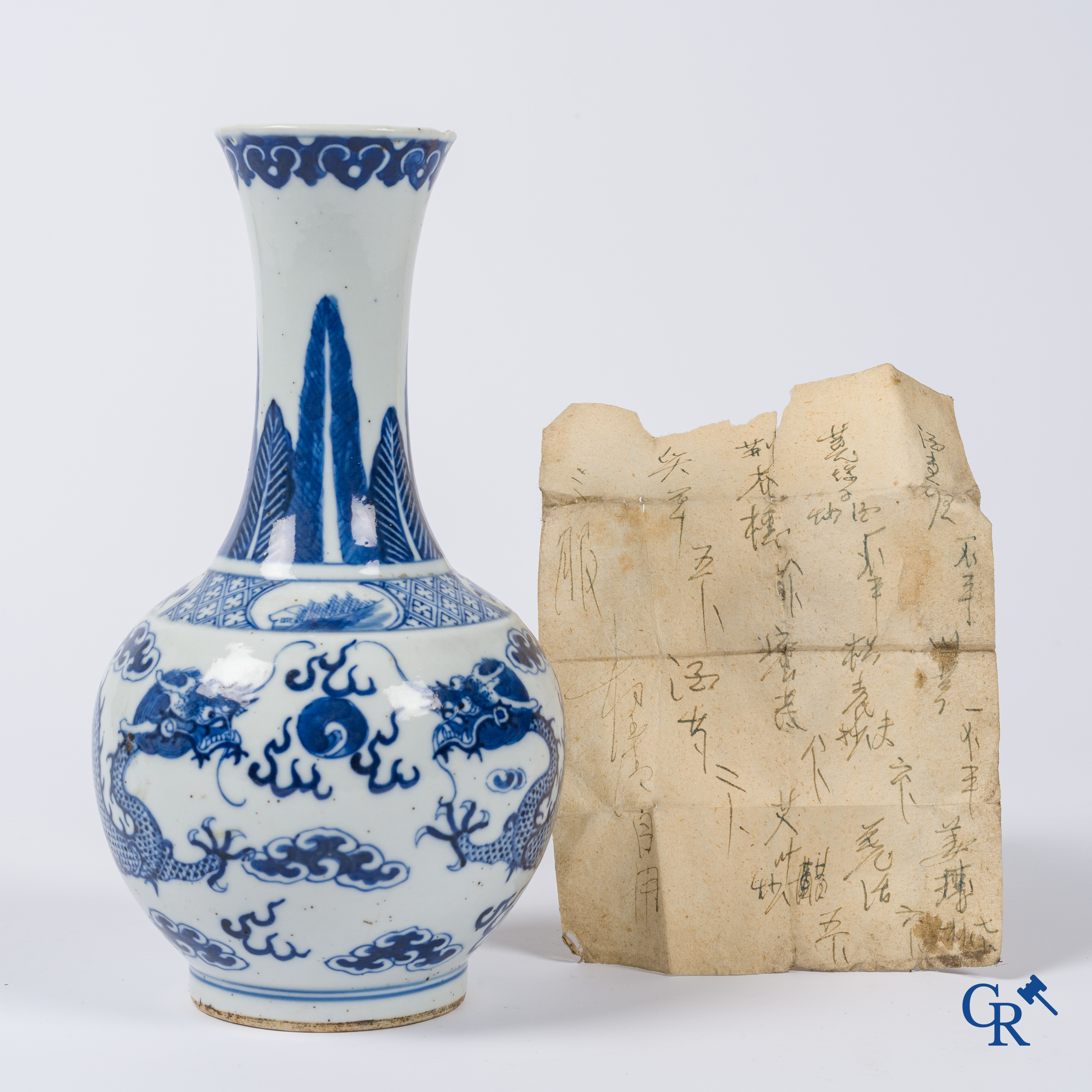 Aziatica, Chinees porselein. Een Chinese blauw-wit vaas met drakendecor. 18e-19e eeuw.