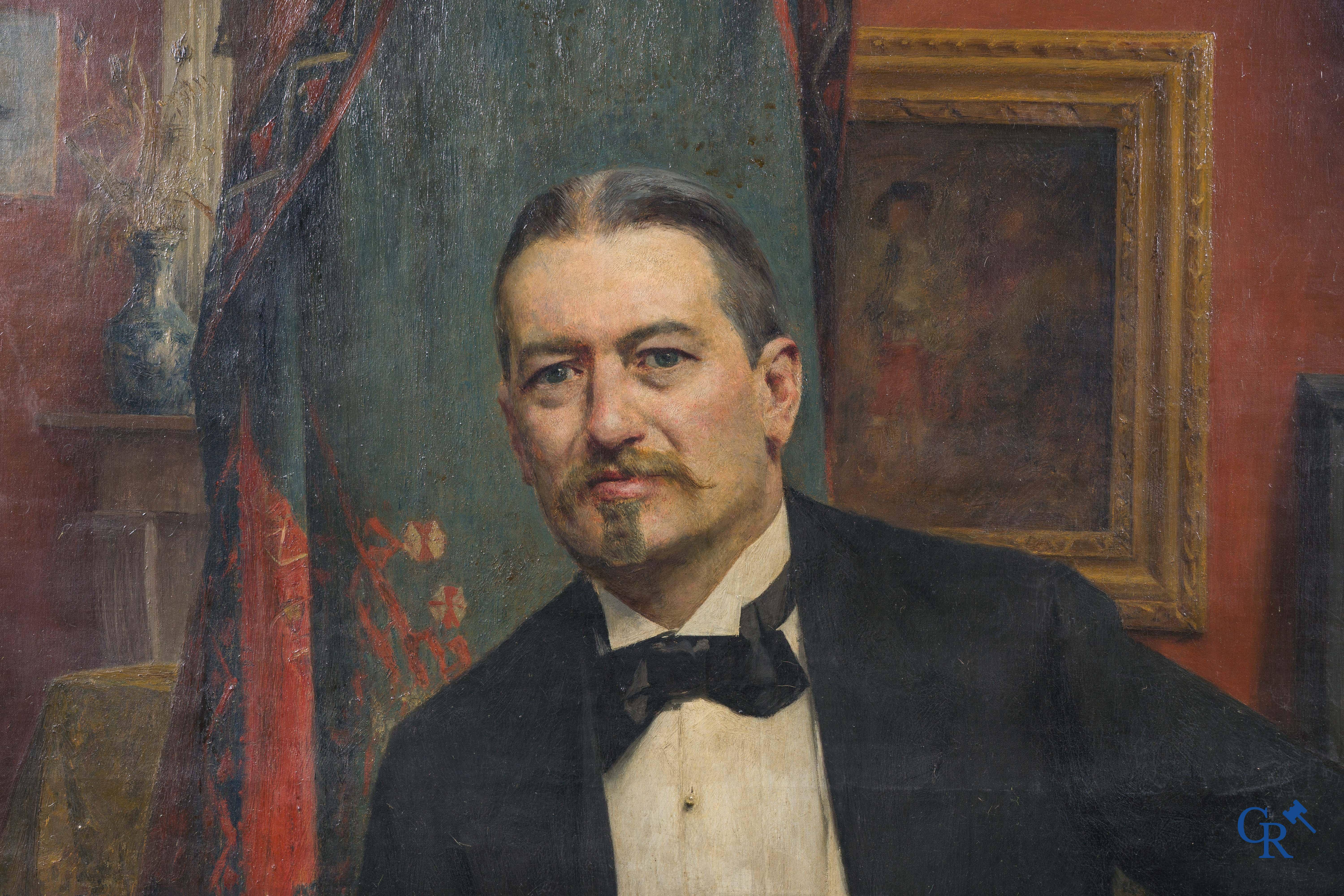 Evariste Carpentier (Kuurne 1845-Liège 1922) Grand portrait d'un amateur d'art dans un intérieur richement décoré.