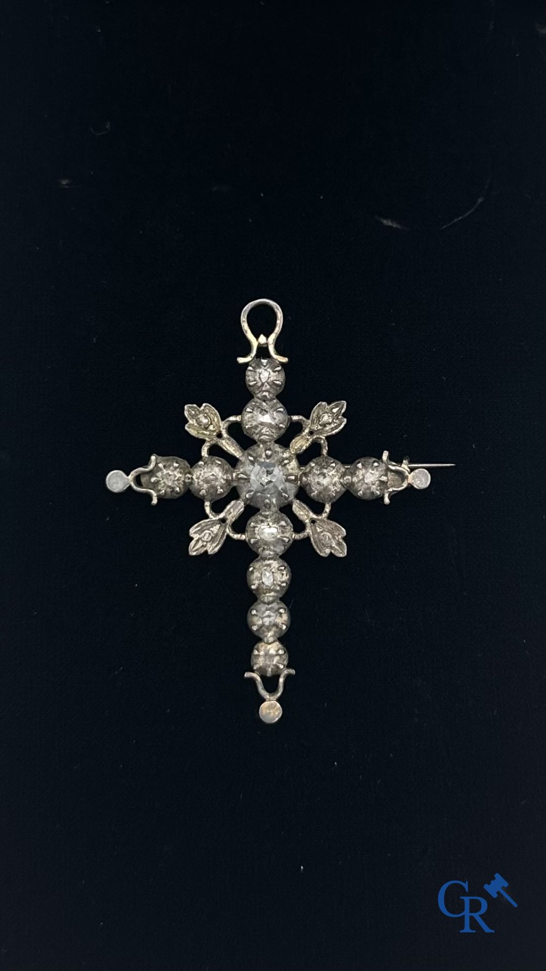 Bijoux: Lot de 2 croix flamandes en argent et diamants.