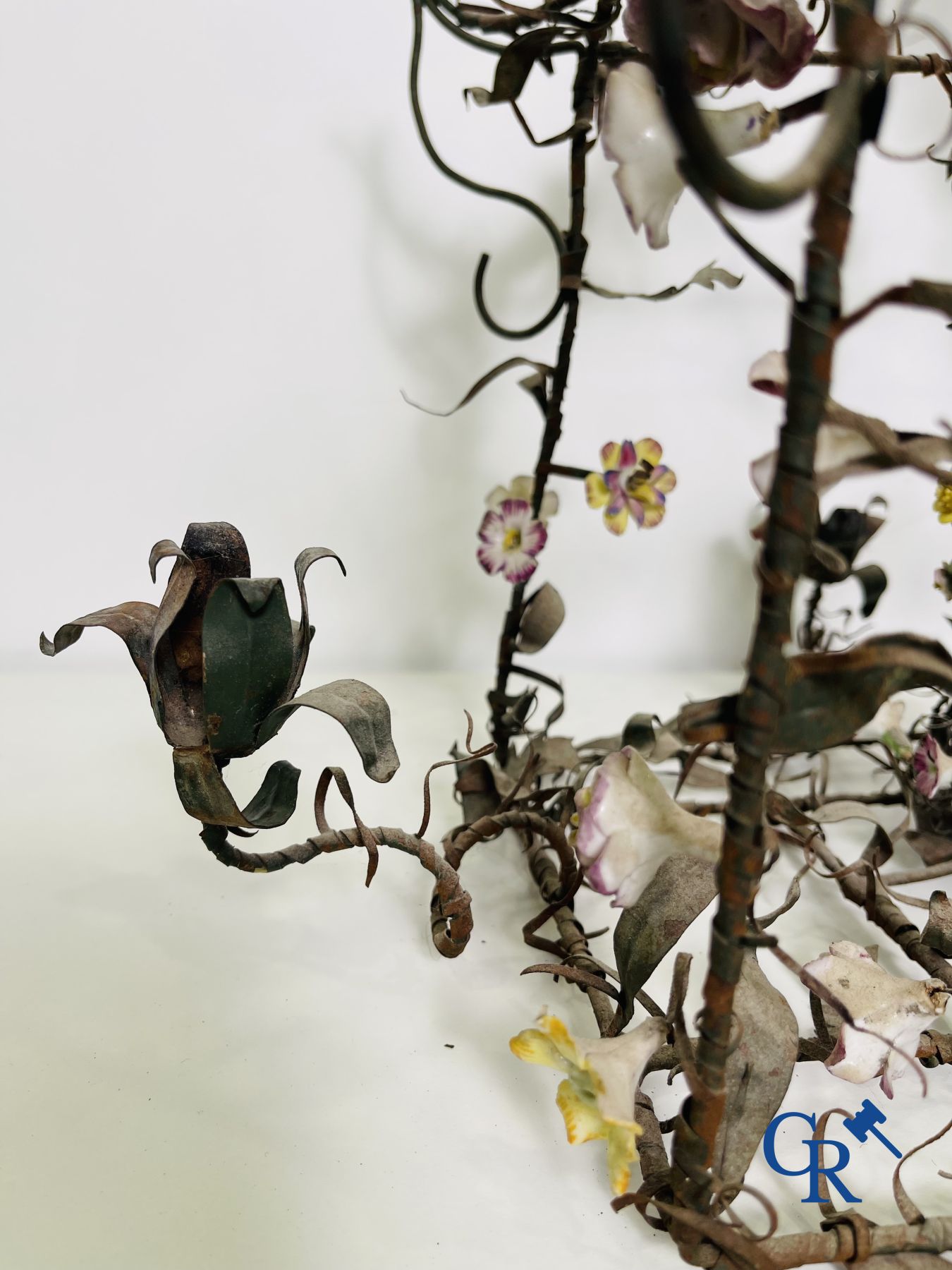 Chandelier with porcelain flowers and a bird in the manner of Meissen or Sèvres. 19th century.