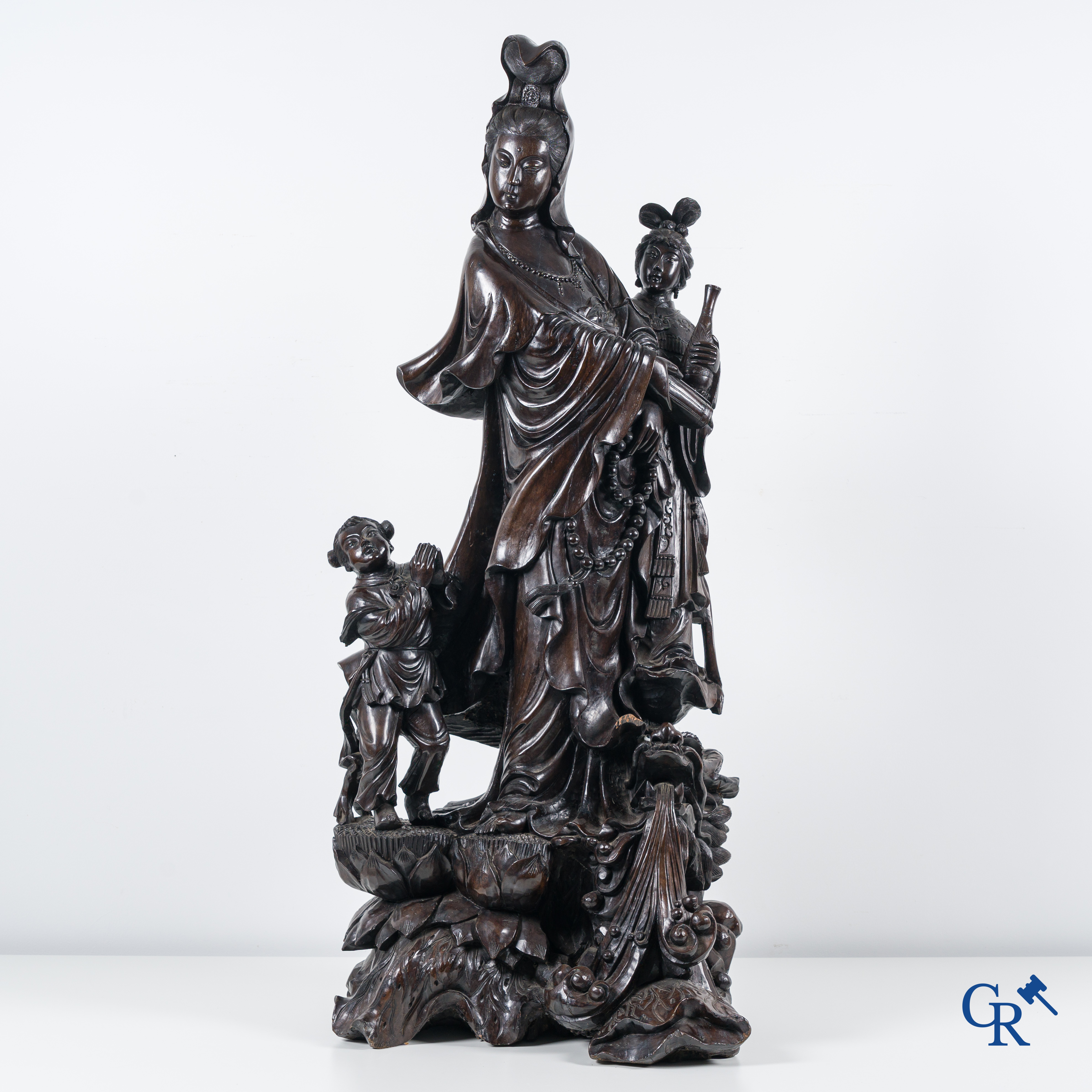 Aziatica, een uitzonderlijke grote groep met Guanyin, een draak en kinderen gesculpteerd in Chinees hardhout.