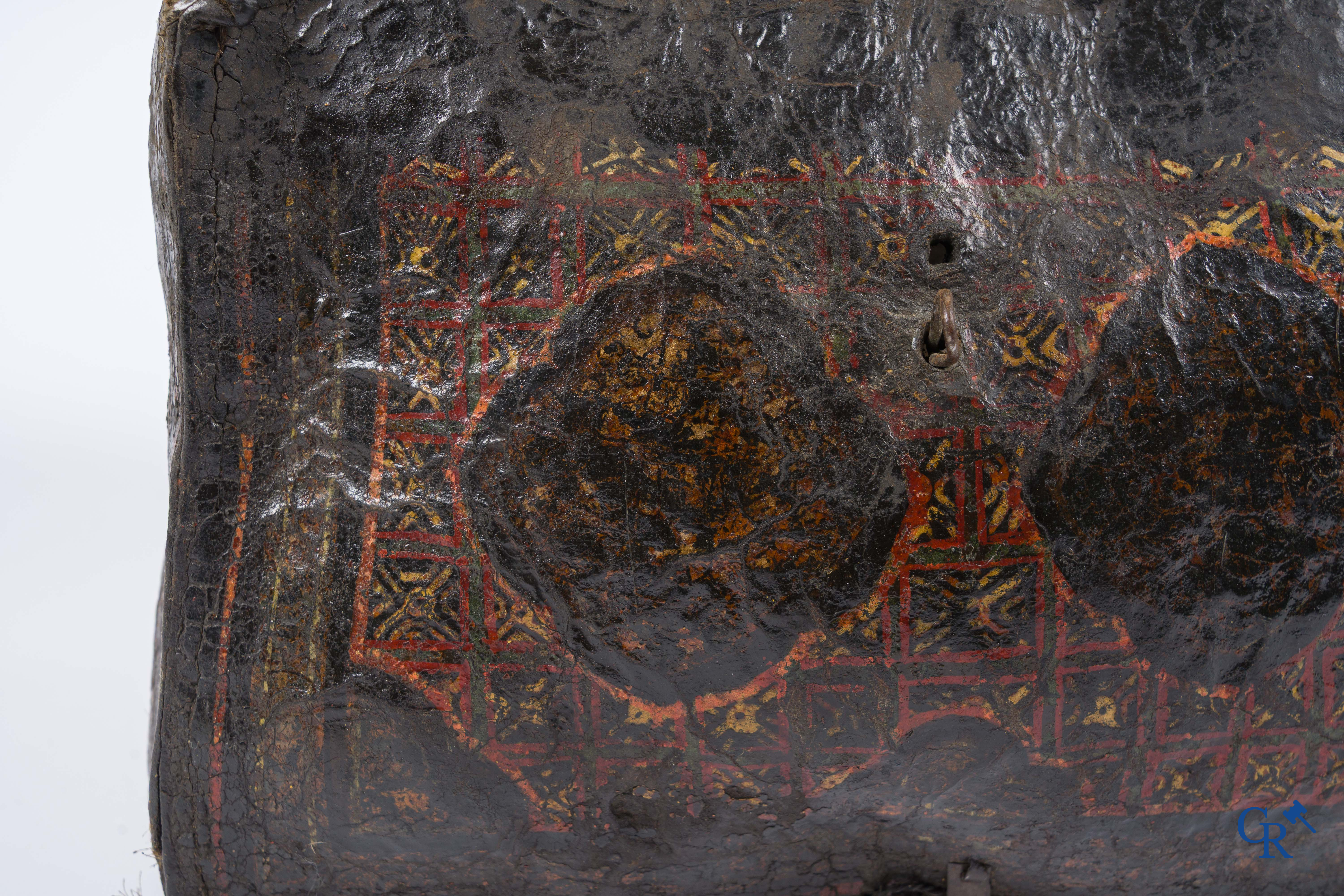 Antiek lederen geld of documenten koffer met origineel smeedijzer slotwerk.