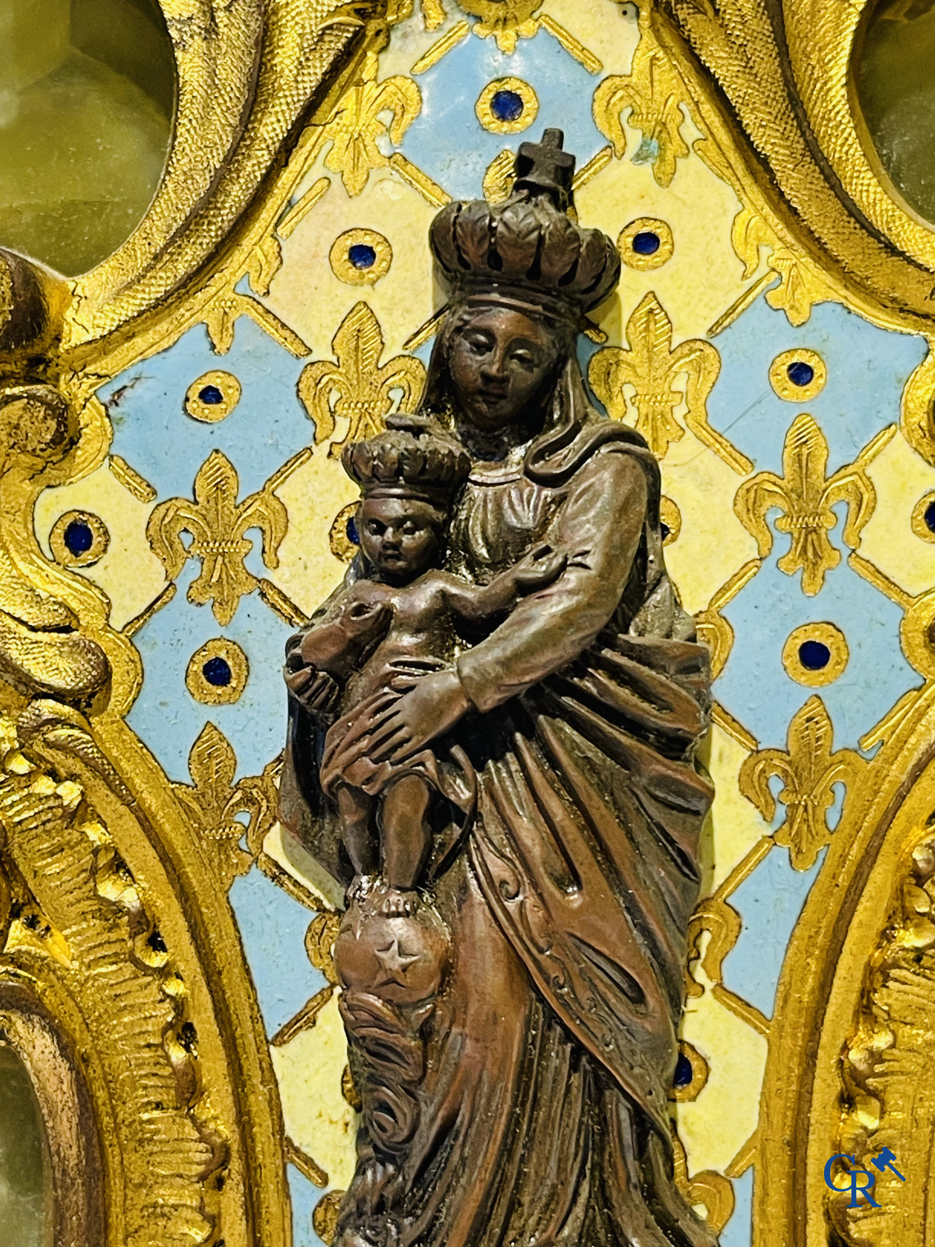 Objets religieux, 2 benitiers en bronze et cloisonné et une statue en albâtre du cœur sacré. XIXe siècle.