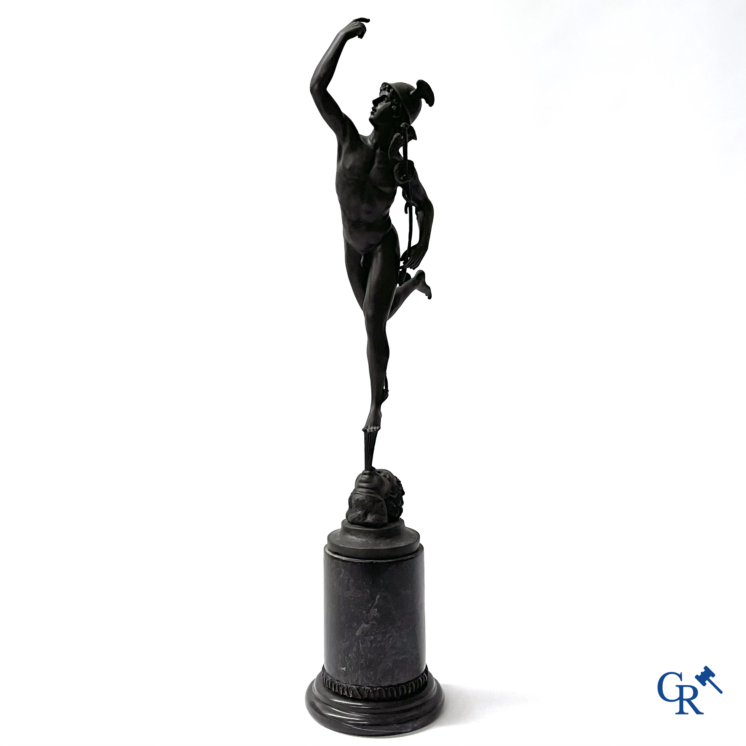 Jean de Bologne (naar) Mercurius. Een bronzen beeld op een sokkel in zwarte marmer. 20ste eeuw.