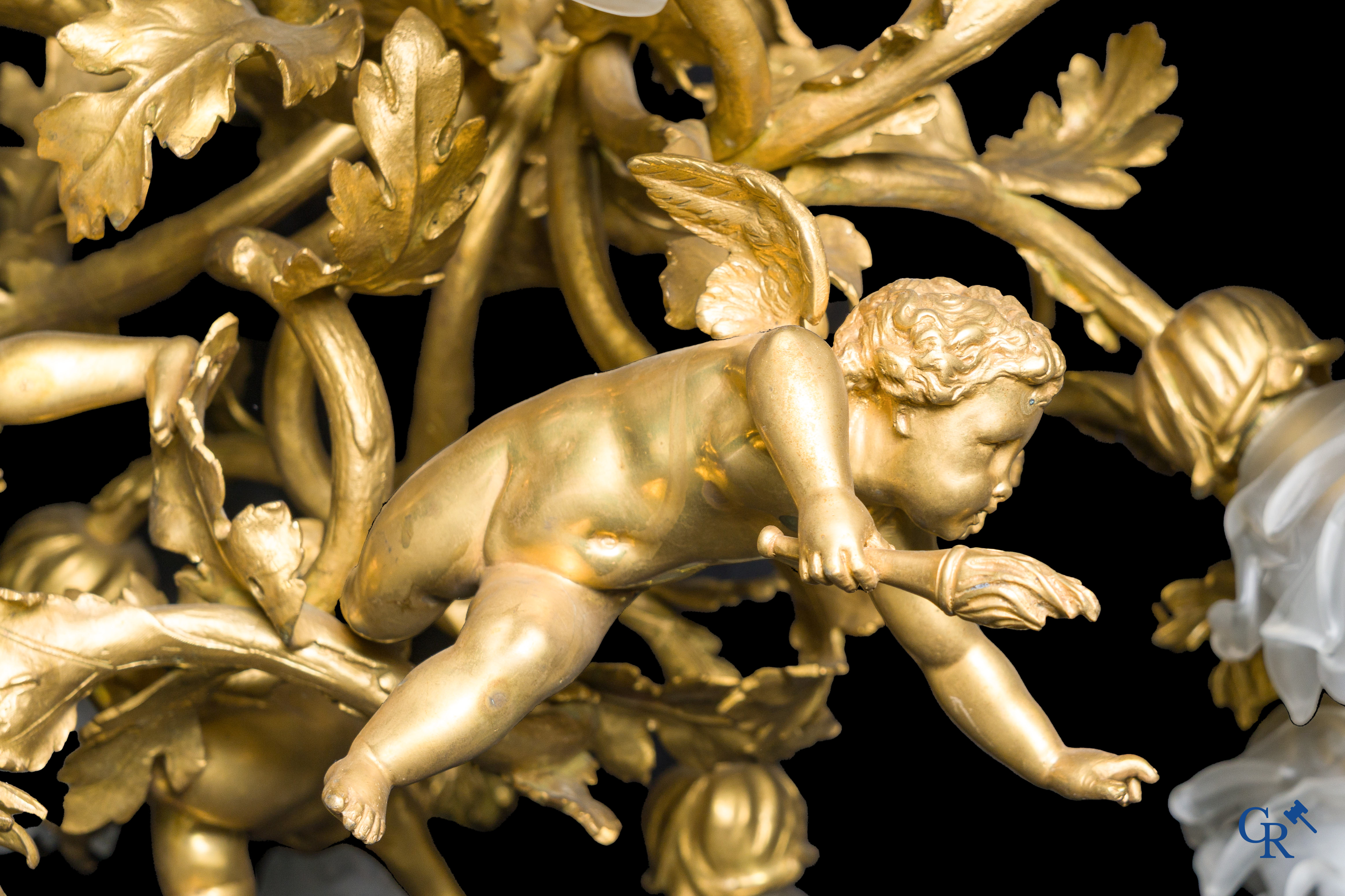 Een imposante bronzen vergulde Napoleon III luchter met 3 putti en 13 lichtpunten. LXVI-Stijl.