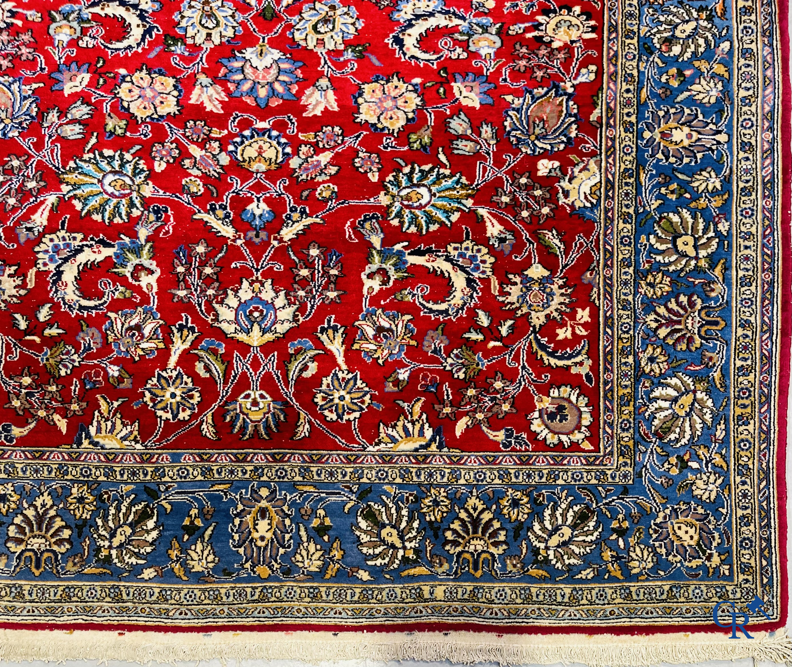 Tapis d'orient: Iran, tapis persan finement noué à la main avec un décor floral sur fond rouge et bleu.