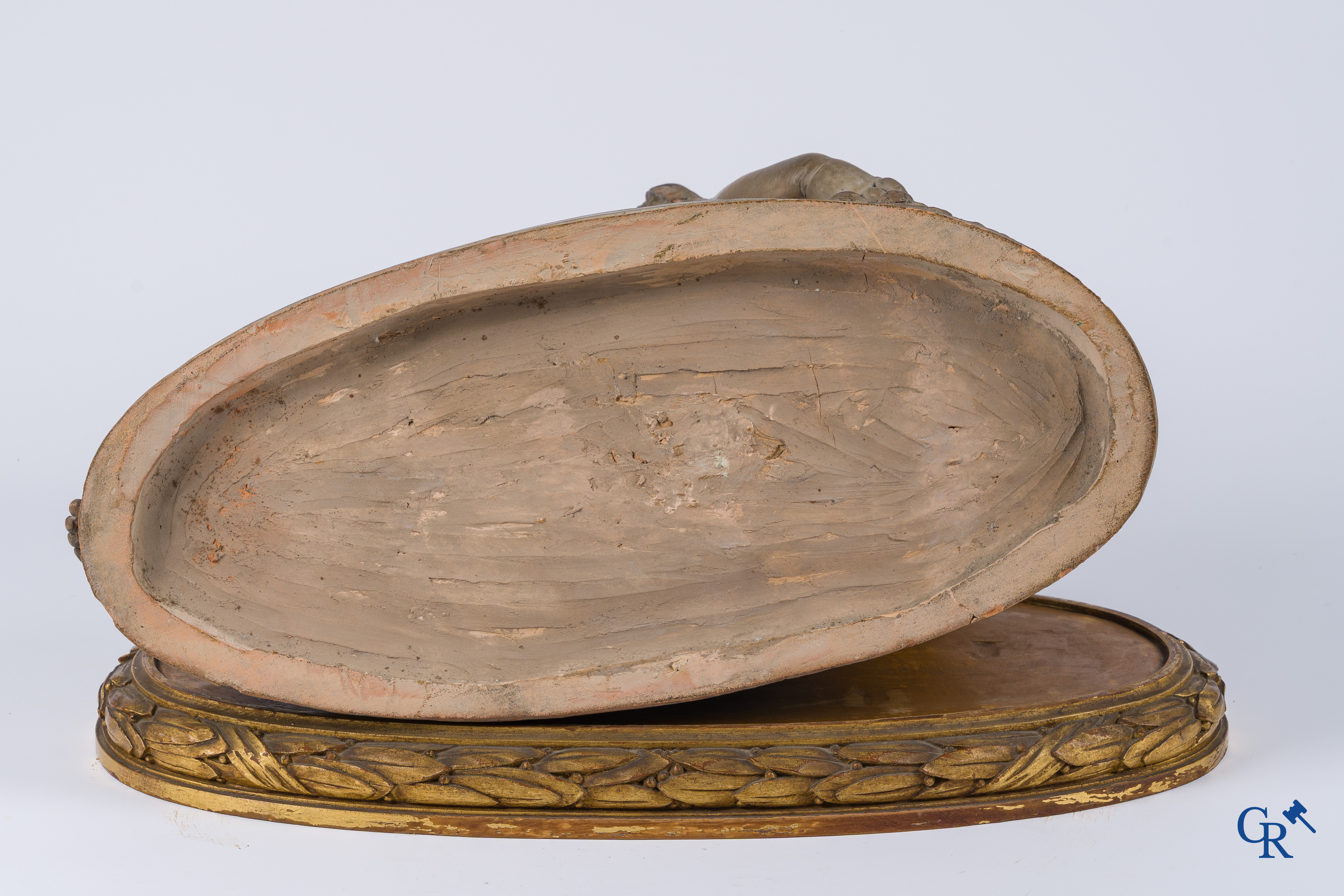 "La Source" Een grote terra cotta groep op een houten vergulde sokkel. LXVI-stijl. 19e eeuw.