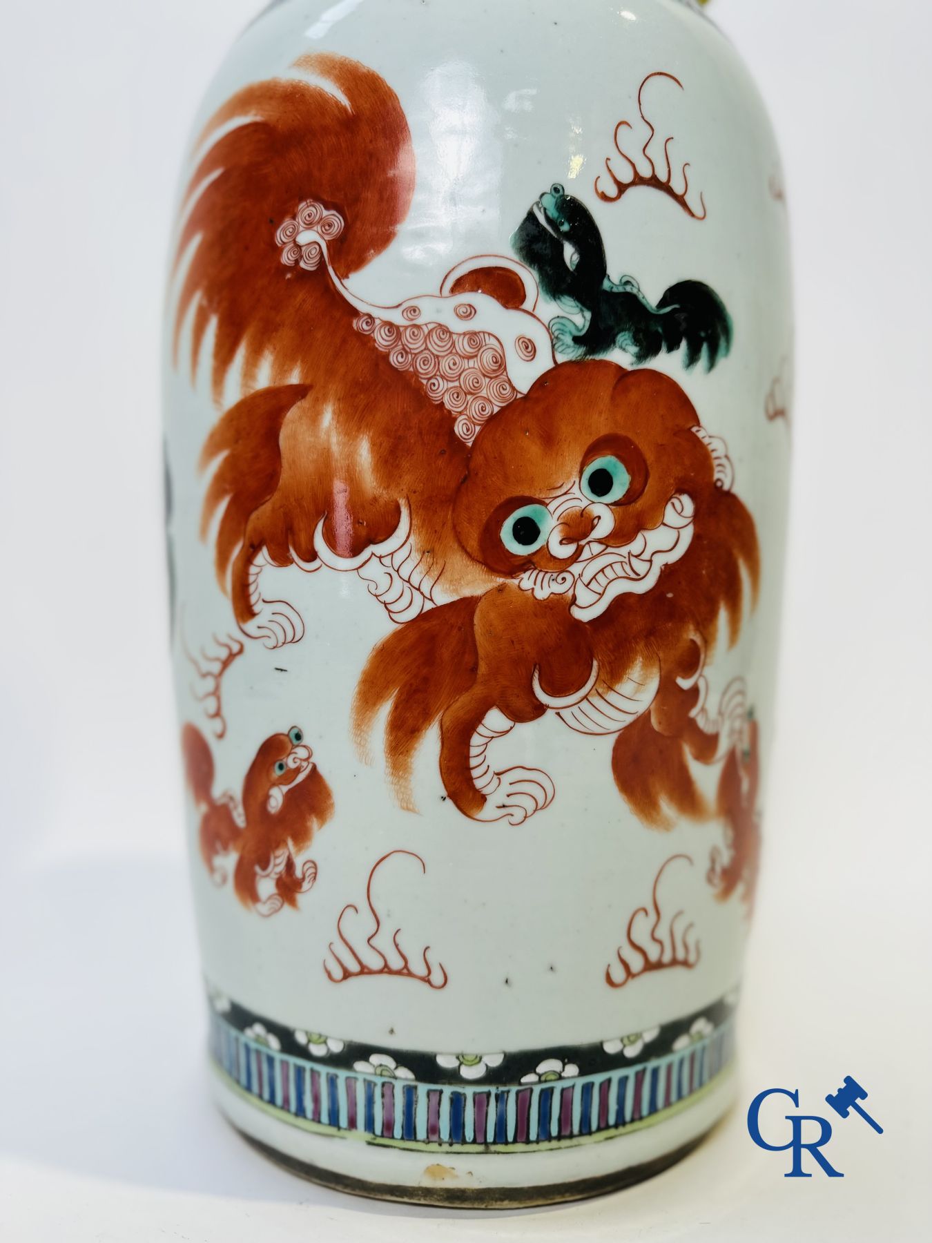 Porcelaine Chinois: Vase Chinois famille rose à double décor de lions bouddhistes, phénix, oiseaux et pivoines.