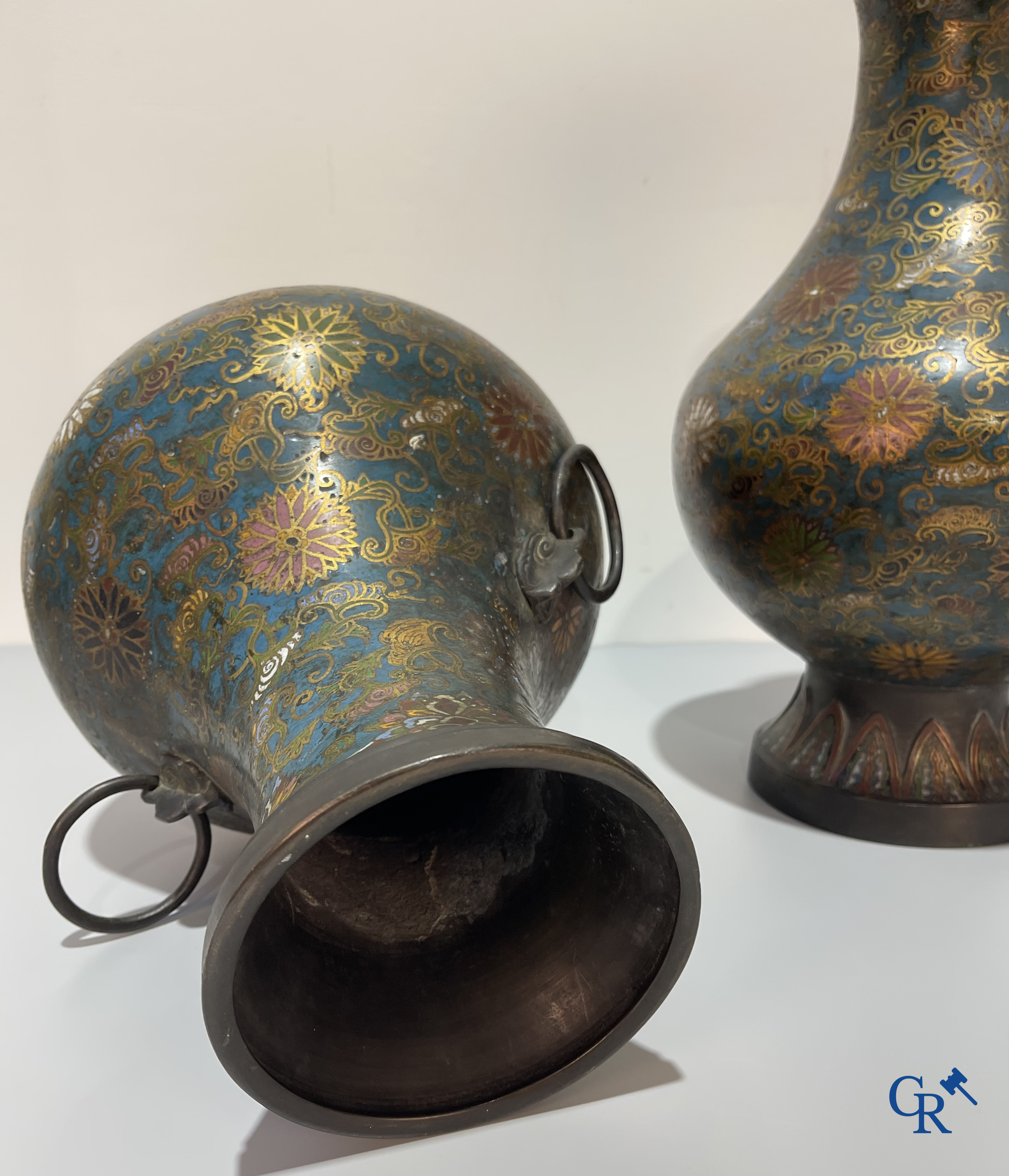 Art Asiatique, une paire de vases chinois en cloisonné. Marqué.