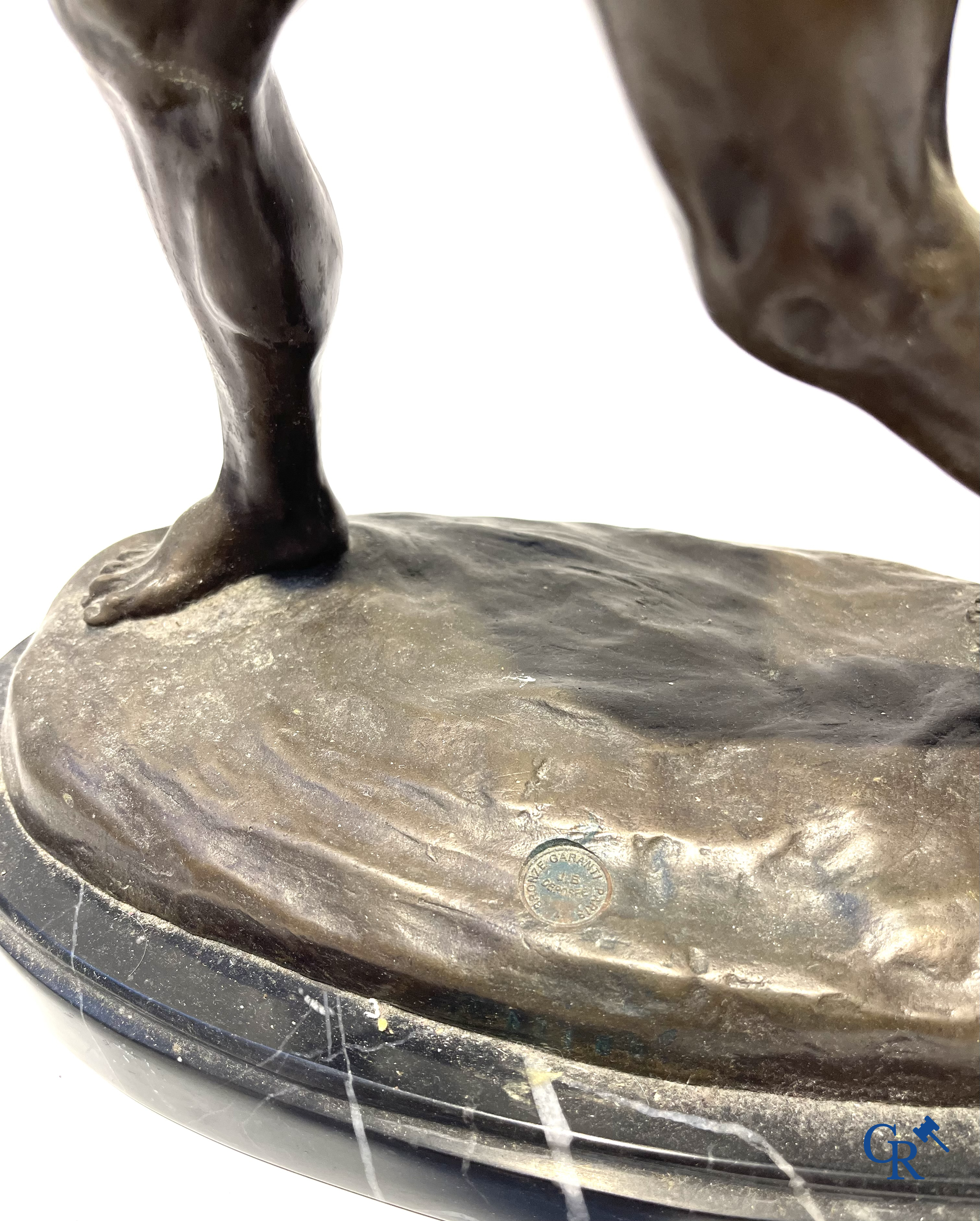 3 statues à l'antique en bronze, socle en marbre. XXème siècle.