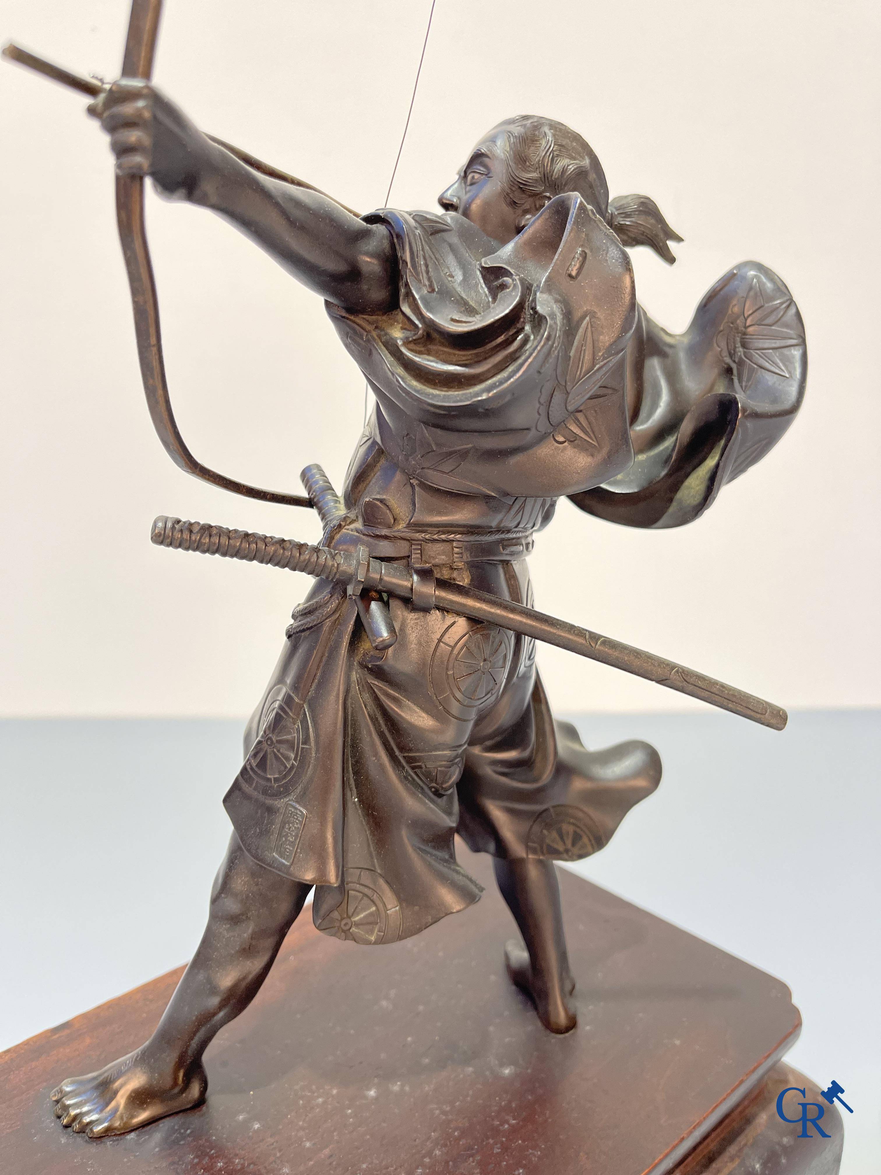 Aziatica, Japanse kunst, een bronzen voorstelling van een Samurai boogschutter. Gesigneerd. Meiji periode.