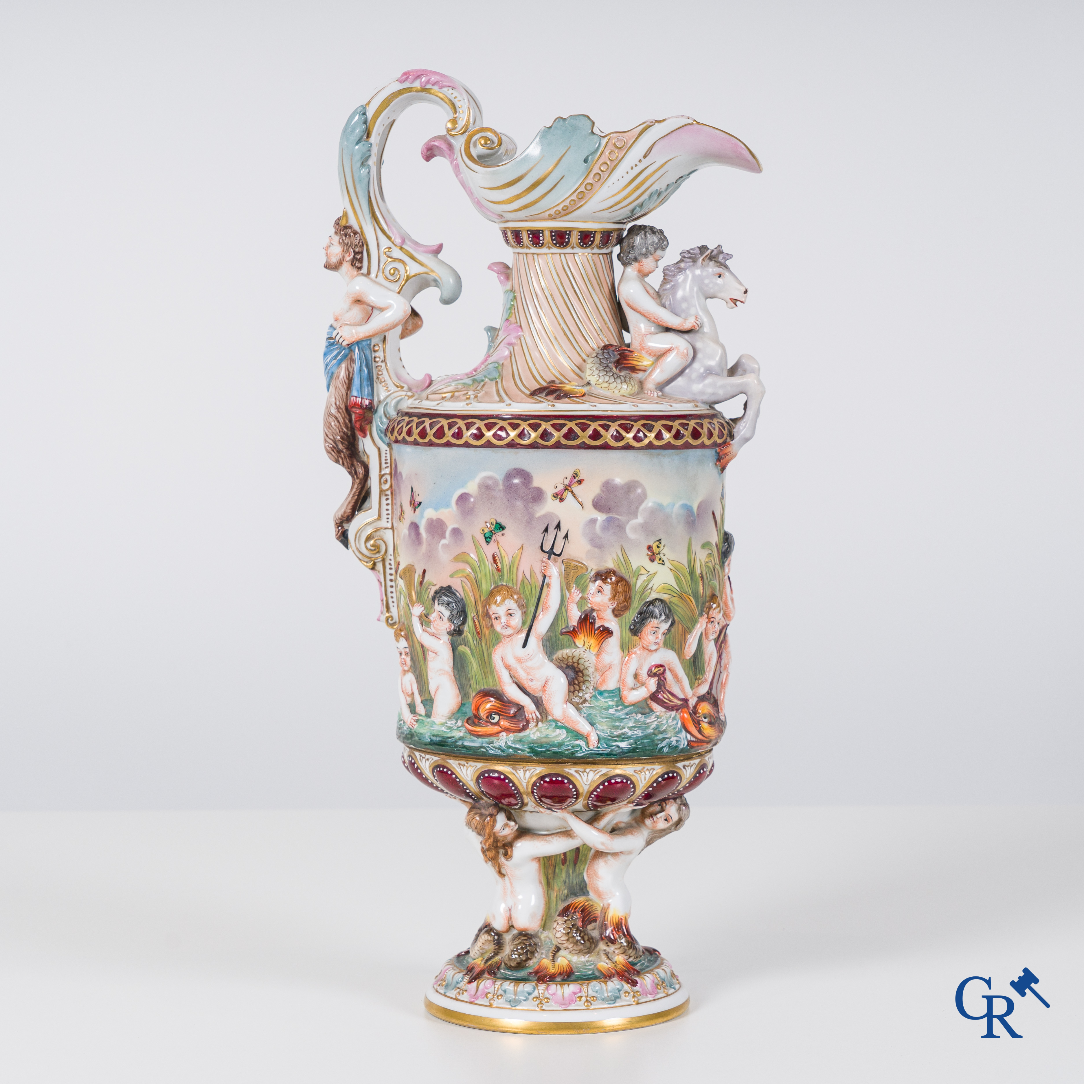 Une cruche ou aiguière en porcelaine de Naples, de style Renaissance. Fin du 19ème siècle.