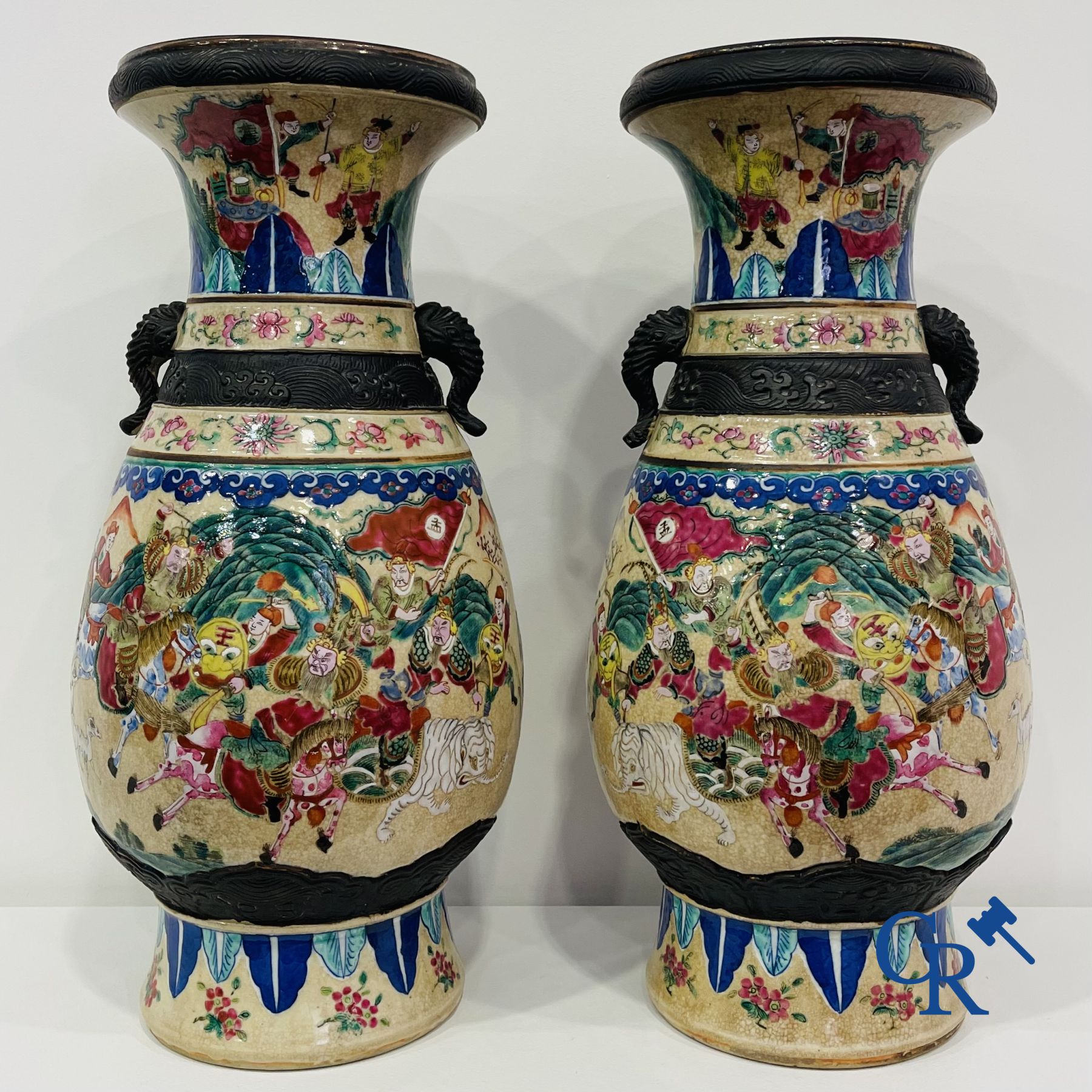 Art Asiatique : Une paire de vases Nanking Chinois décor famille rose.