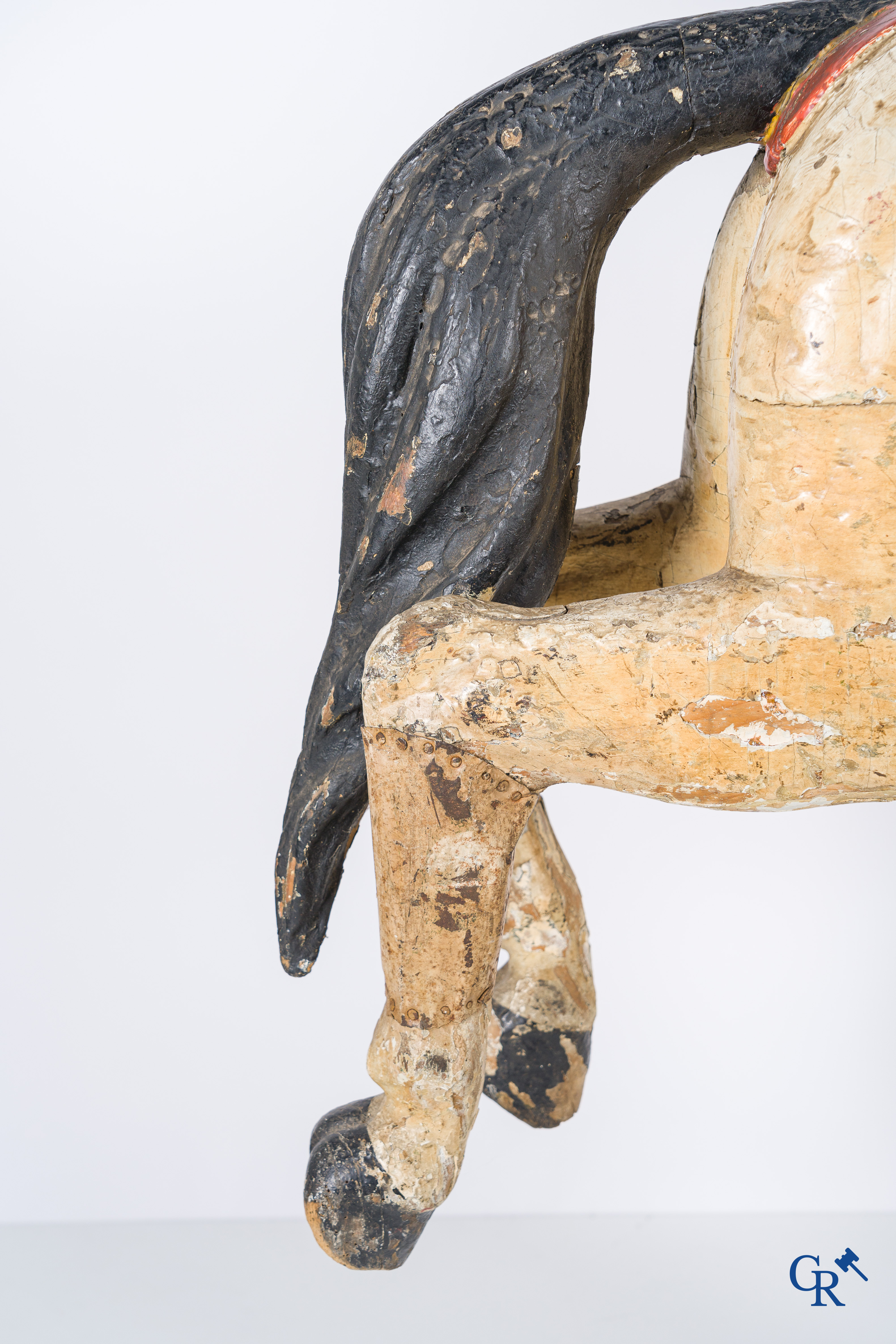 Kermis objecten, Gustave Bayol (Avignon 1859 - Angers 1931) Uitzonderlijk houtgesculpteerd carrouselpaard. Circa 1900.