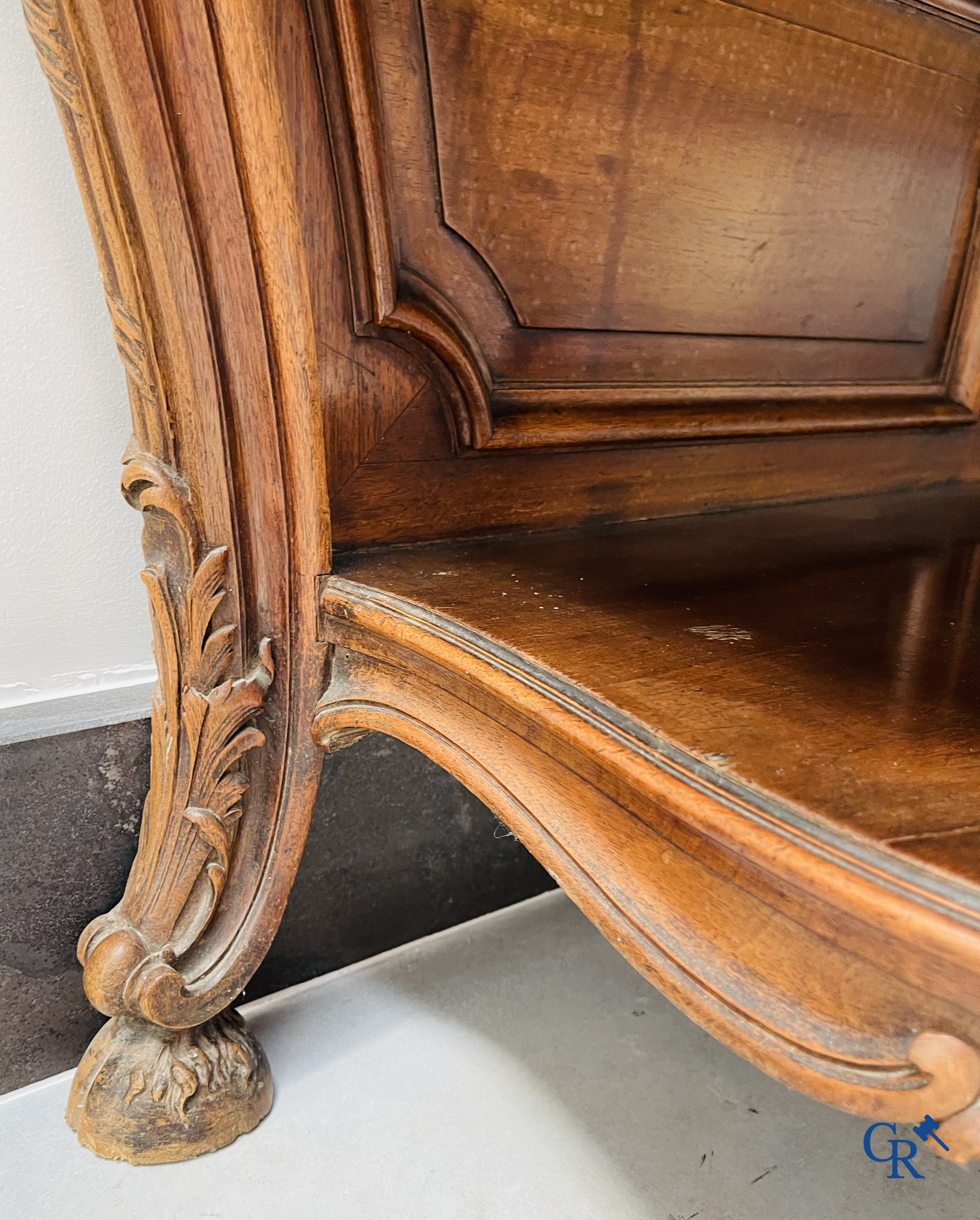 Maison Roll, 42, Rue Faubourg St. Antoine Paris. Een uitzonderlijk desserte meubel in gesculpteerd notelaar. LXVI-Stijl.