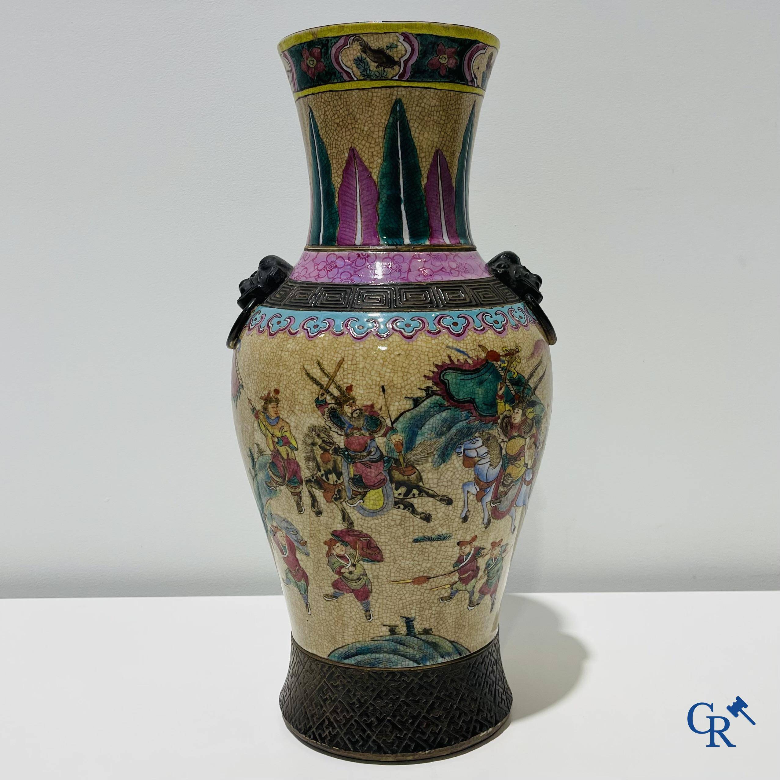 Art asiatique: Un vase chinois Nankin famille rose craquelé au décor de guerriers. 19ème siècle.