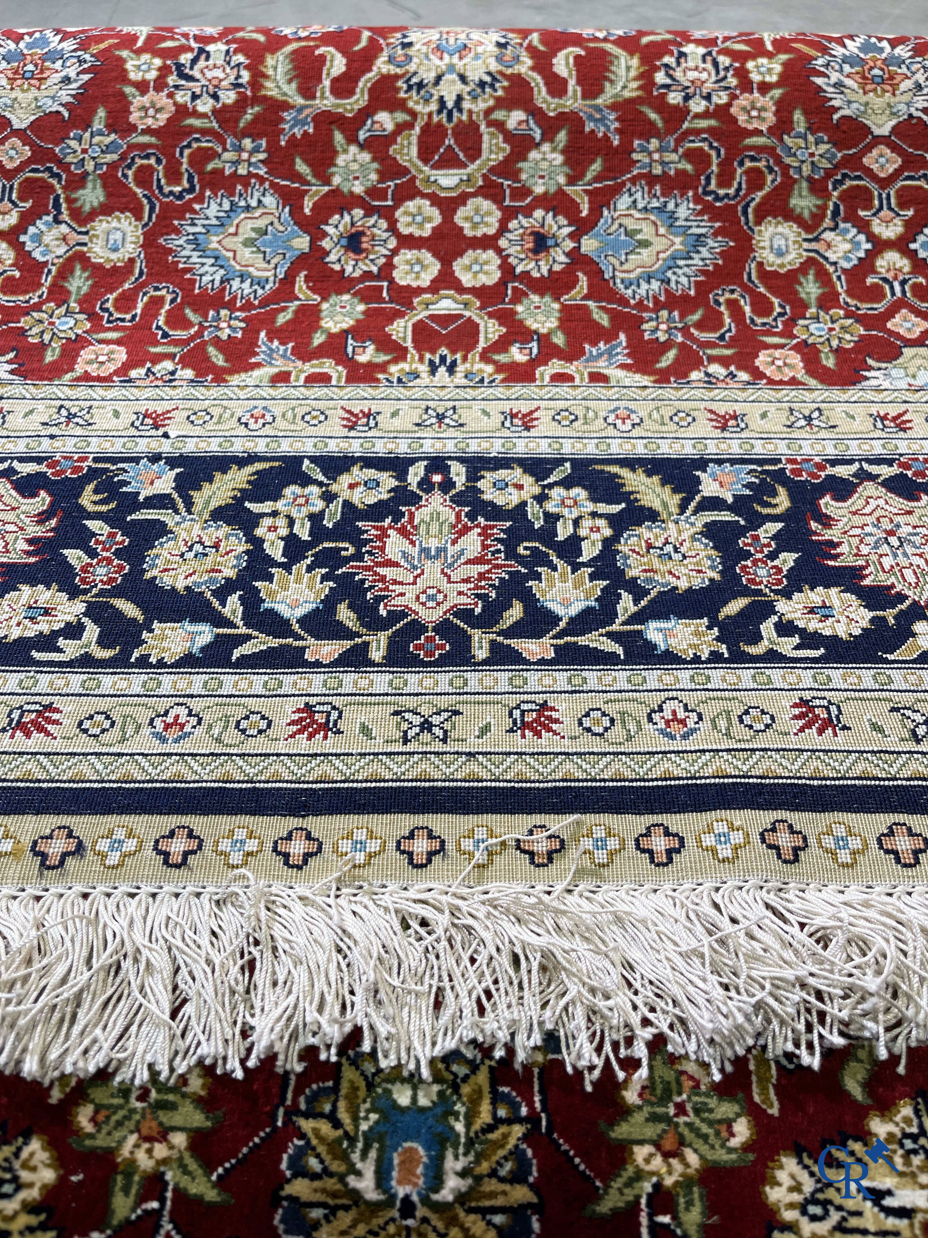 Tapis d'Orient: Iran, un tapis persan en soie noué à la main avec un décor floral.