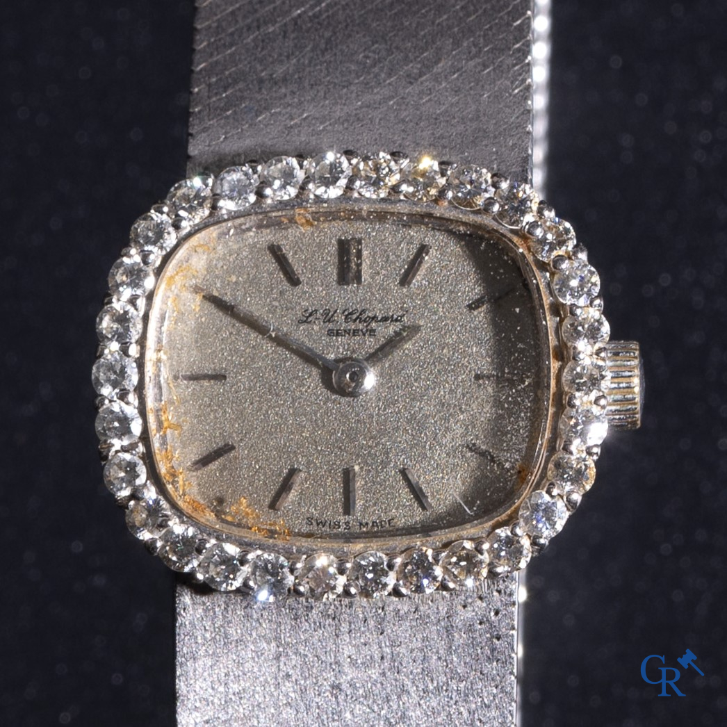 Juwelen: Chopard Genève, damespolshorloge in witgoud 18k (750°/00) bezet met 30 diamantjes.