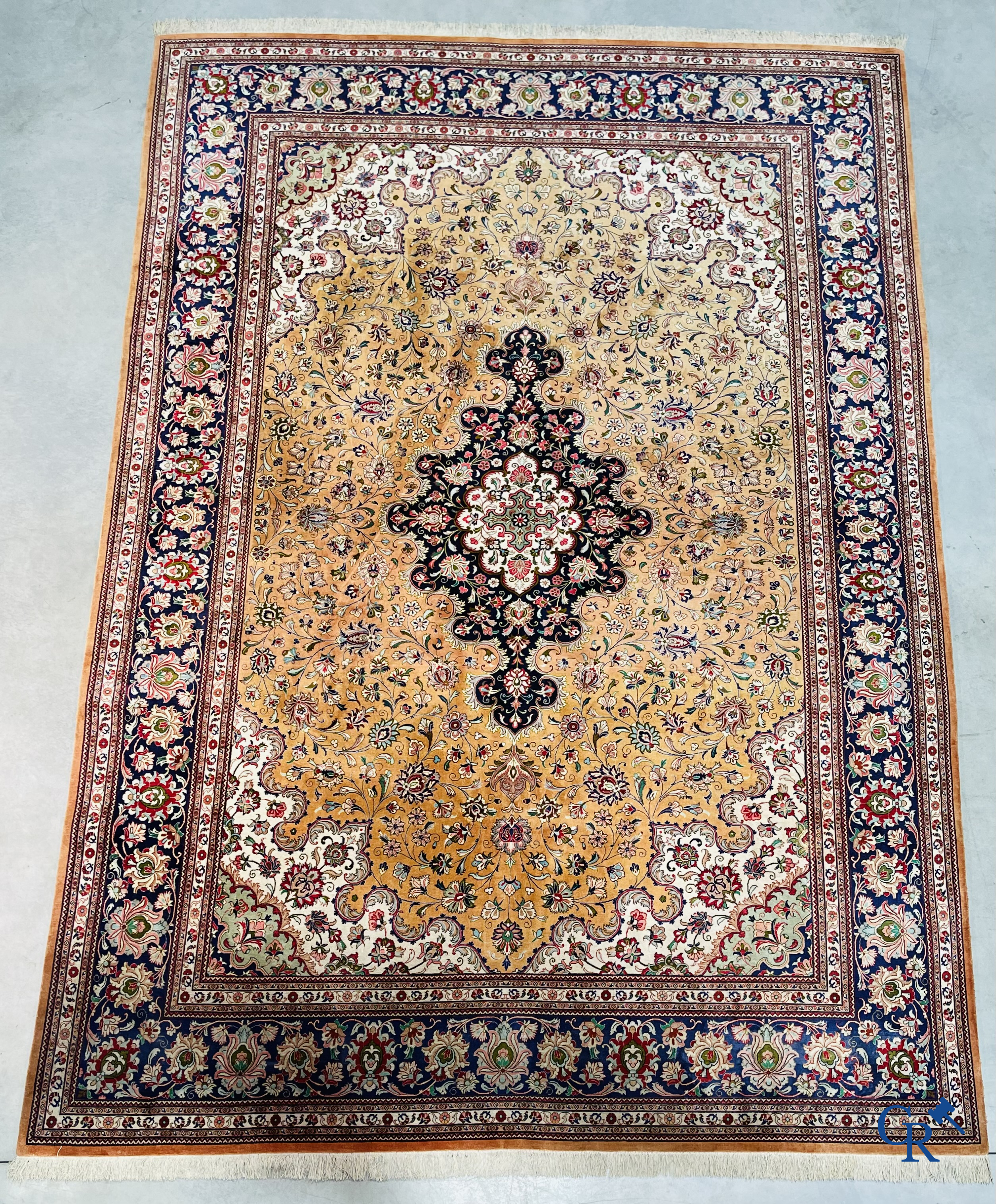 Tapis d'Orient: Ghoum, Iran. Exceptionnel tapis noué à la main en soie.