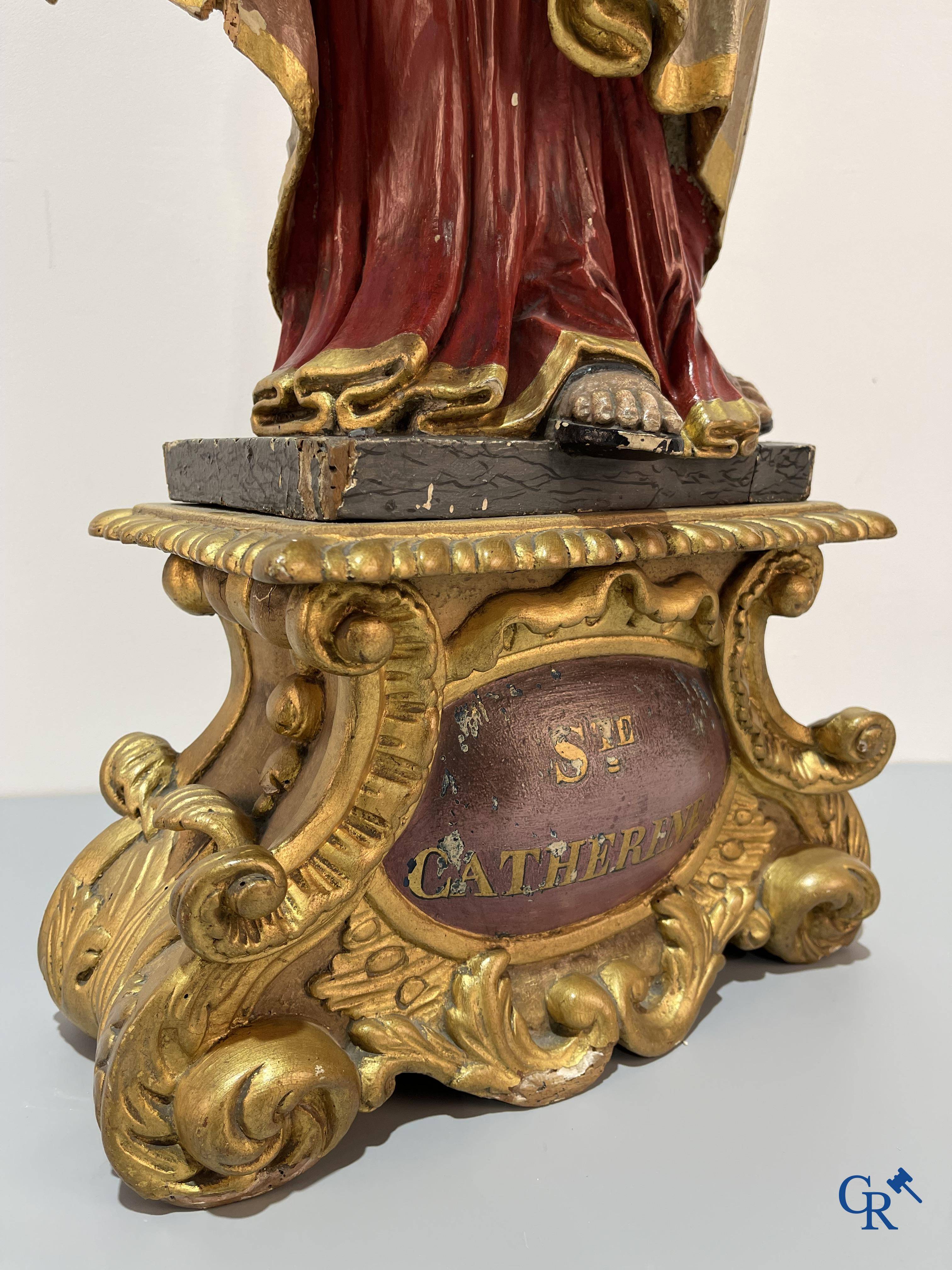 Religieuze objecten, een fijngesculpteerd en gepolychromeerd houten beeld van Sint Catharina in Barok stijl. 18e eeuw.