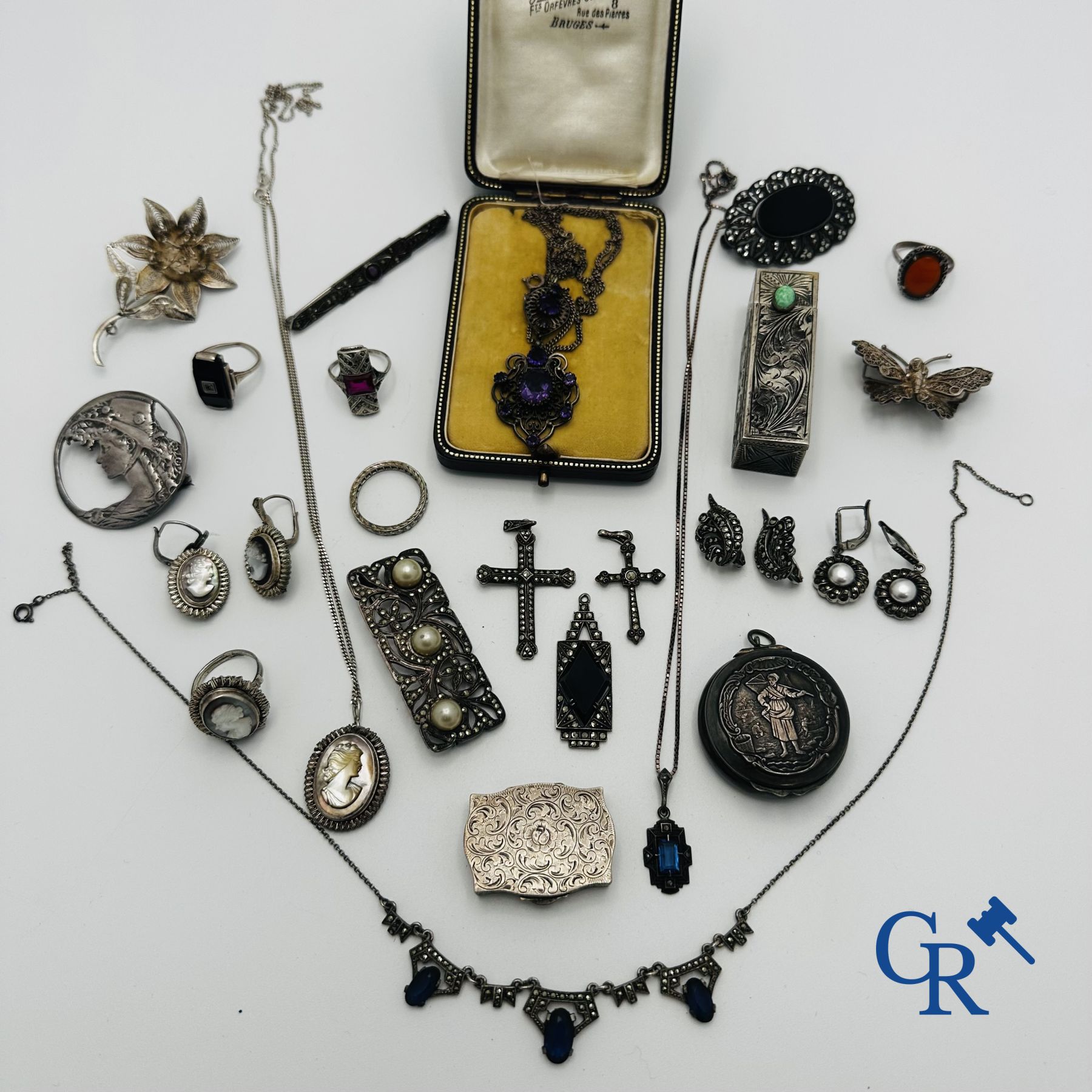 Jewellery: Beautiful lot of old silver jewellery and objects, most of them from the Art Deco period.