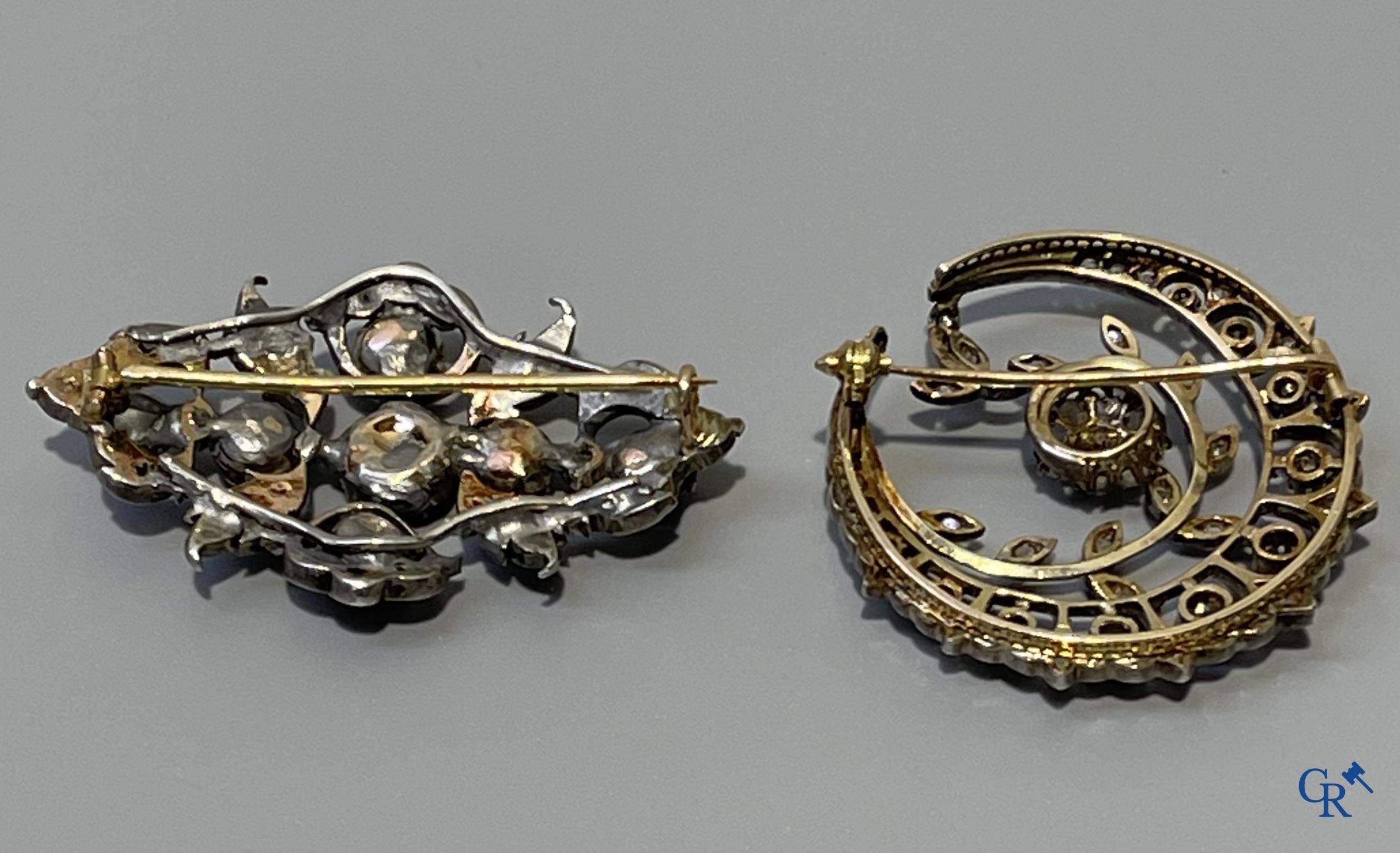 Juwelen, 2 broches in goud 750°/00 en zilver bezet met diamanten, oude slijp. Grootste steen +- 0,5 ct.