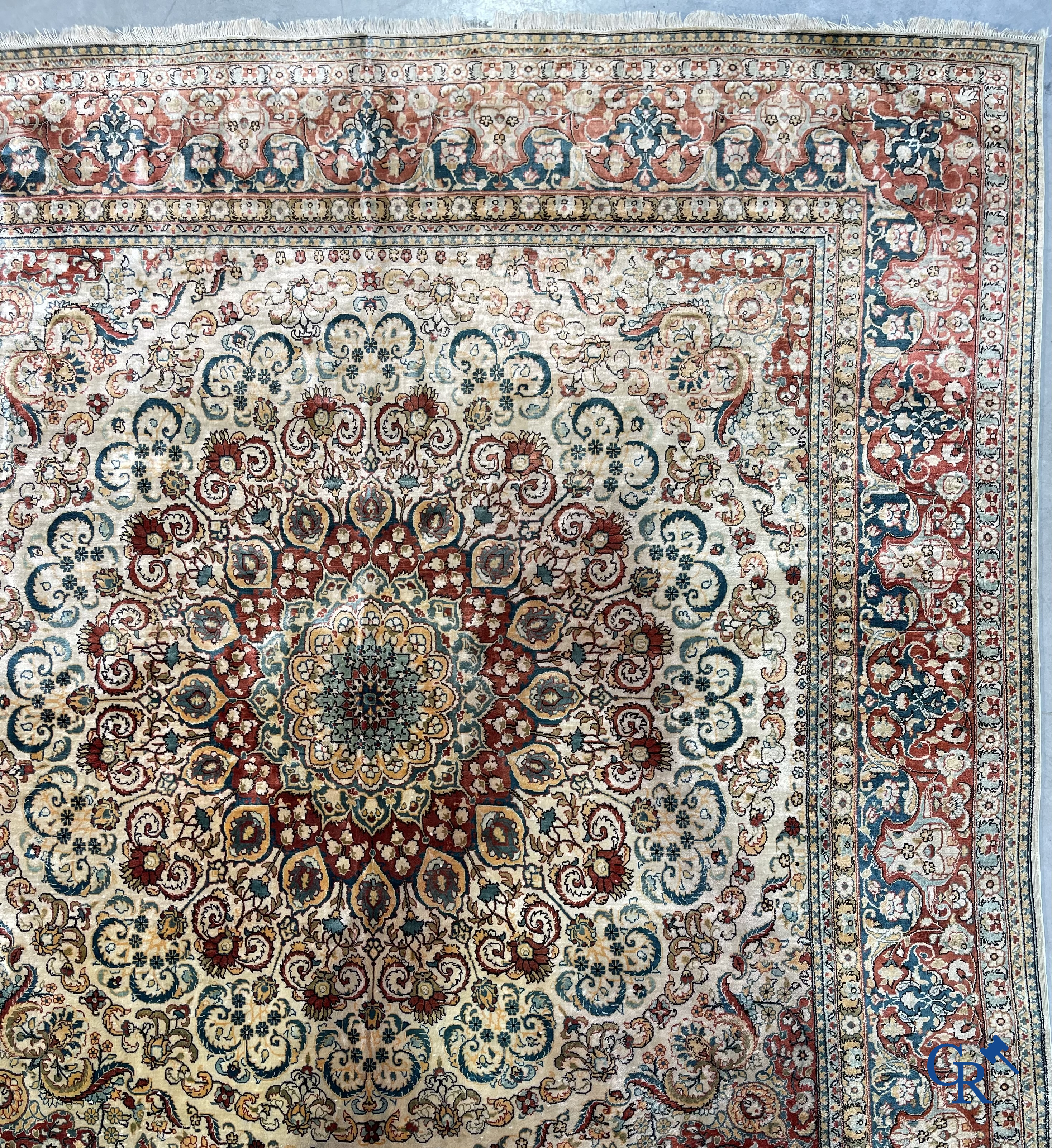 Tapis d'Orient: Hereke, un tapis en soie finement noué au décor floral.