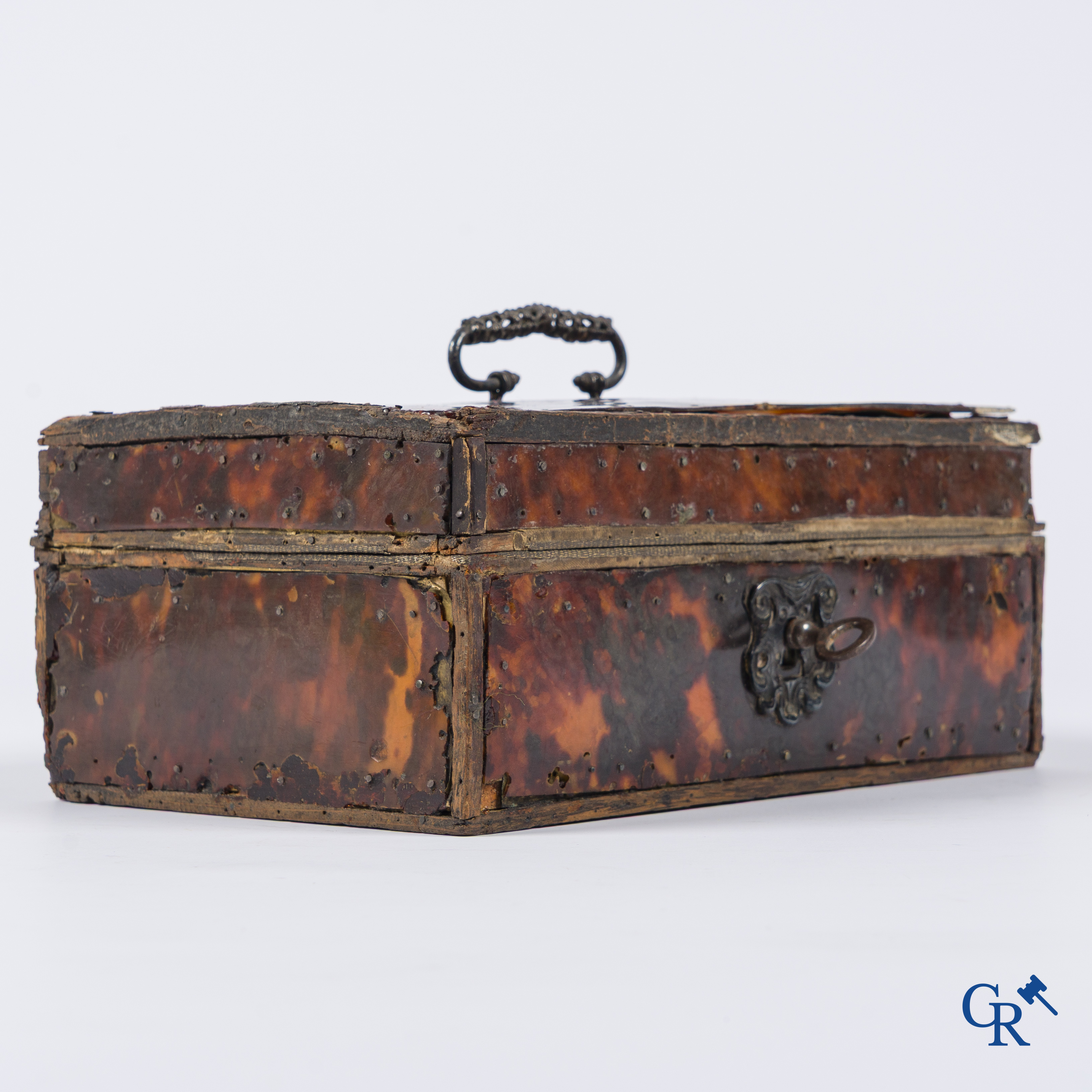 Frankrijk, 17e eeuw. Koffertje in schildpad met zilver monturen. Louis XIV tijdperk.