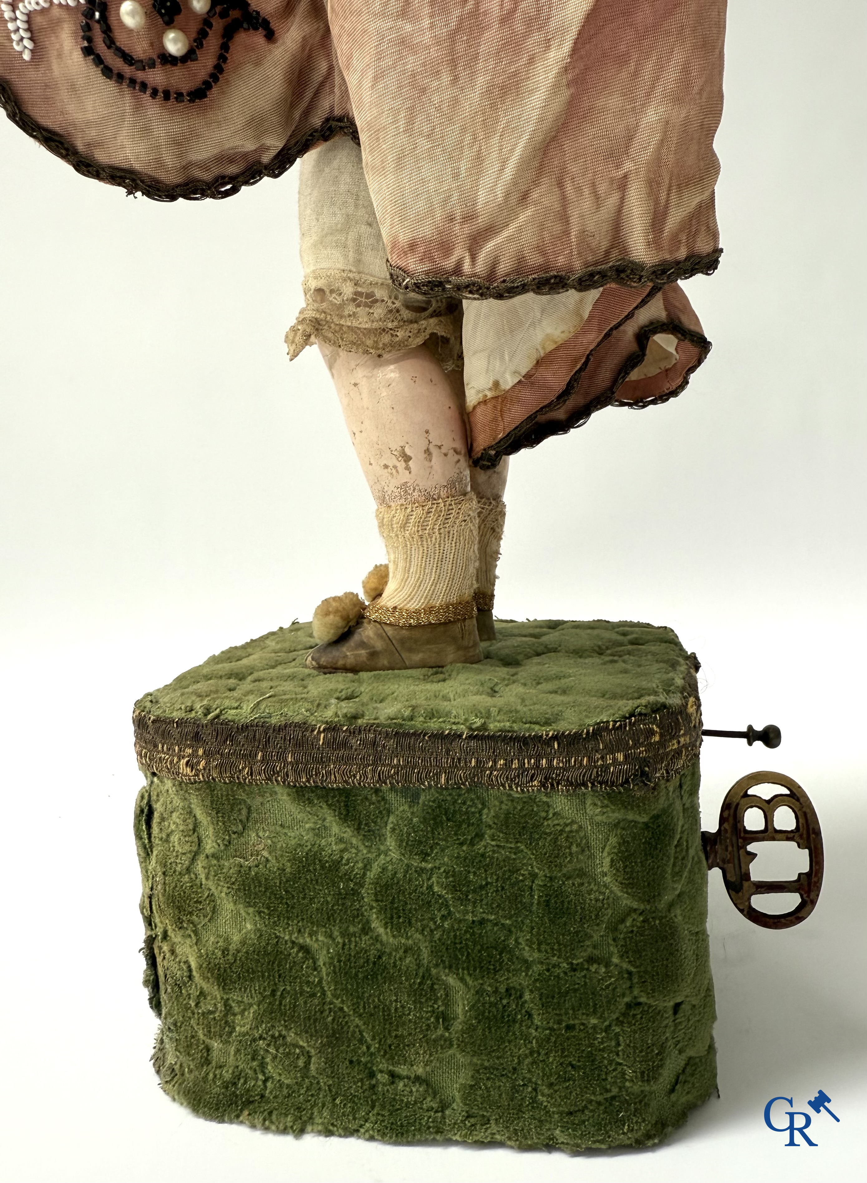 Lambert, Automaat. Clown met bewegingsmechanisme, muziek en porselein hoofd. Circa 1900.