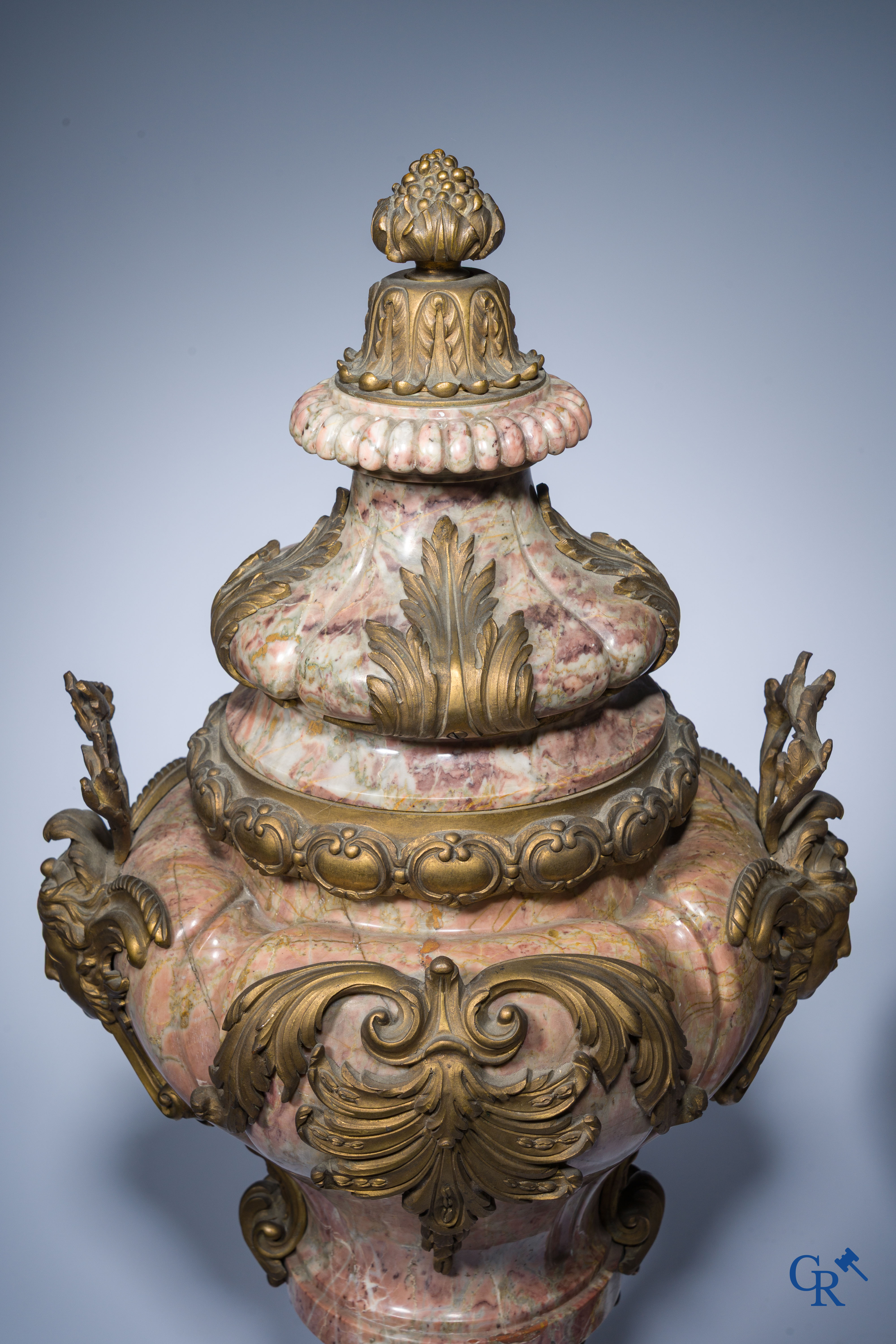 Uitzonderlijk paar cassolettes in fijn gesculpteerde marmer met bronzen monturen. LXVI-Stijl.