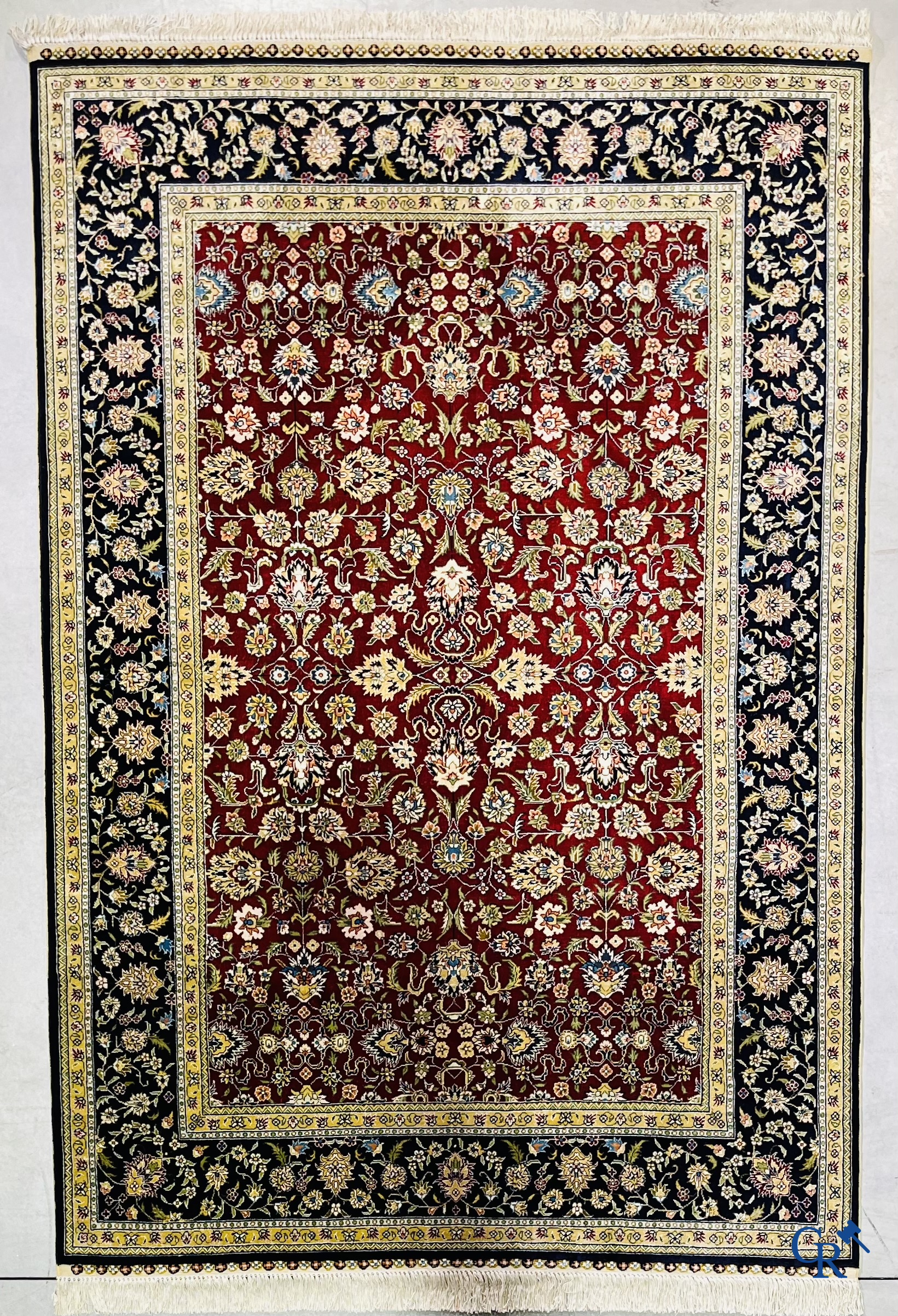 Tapis d'Orient: Iran, un tapis persan en soie noué à la main avec un décor floral.