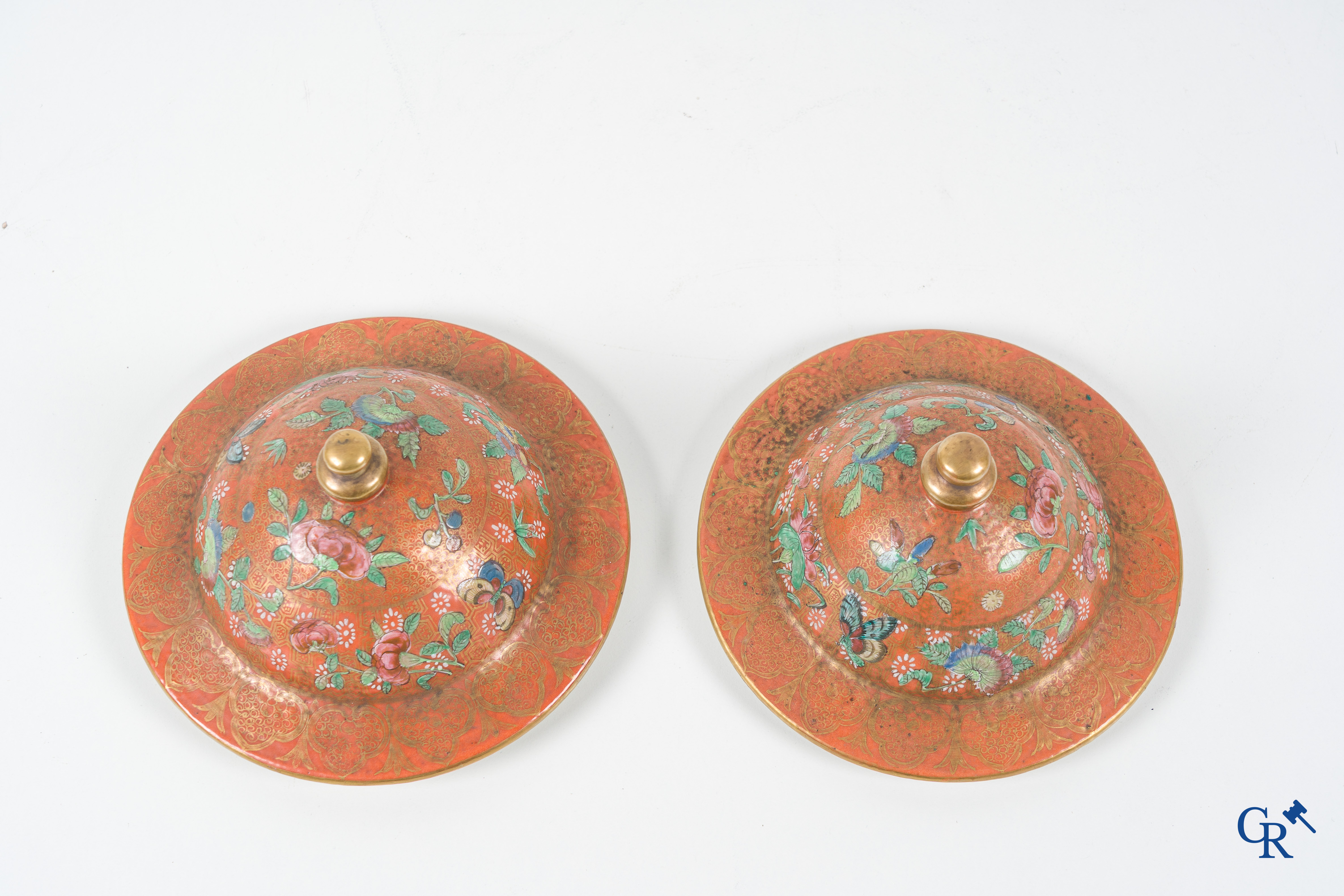 Asian Art, Chinese porcelain, a pair of Chinese Canton lid vases. 19th century.