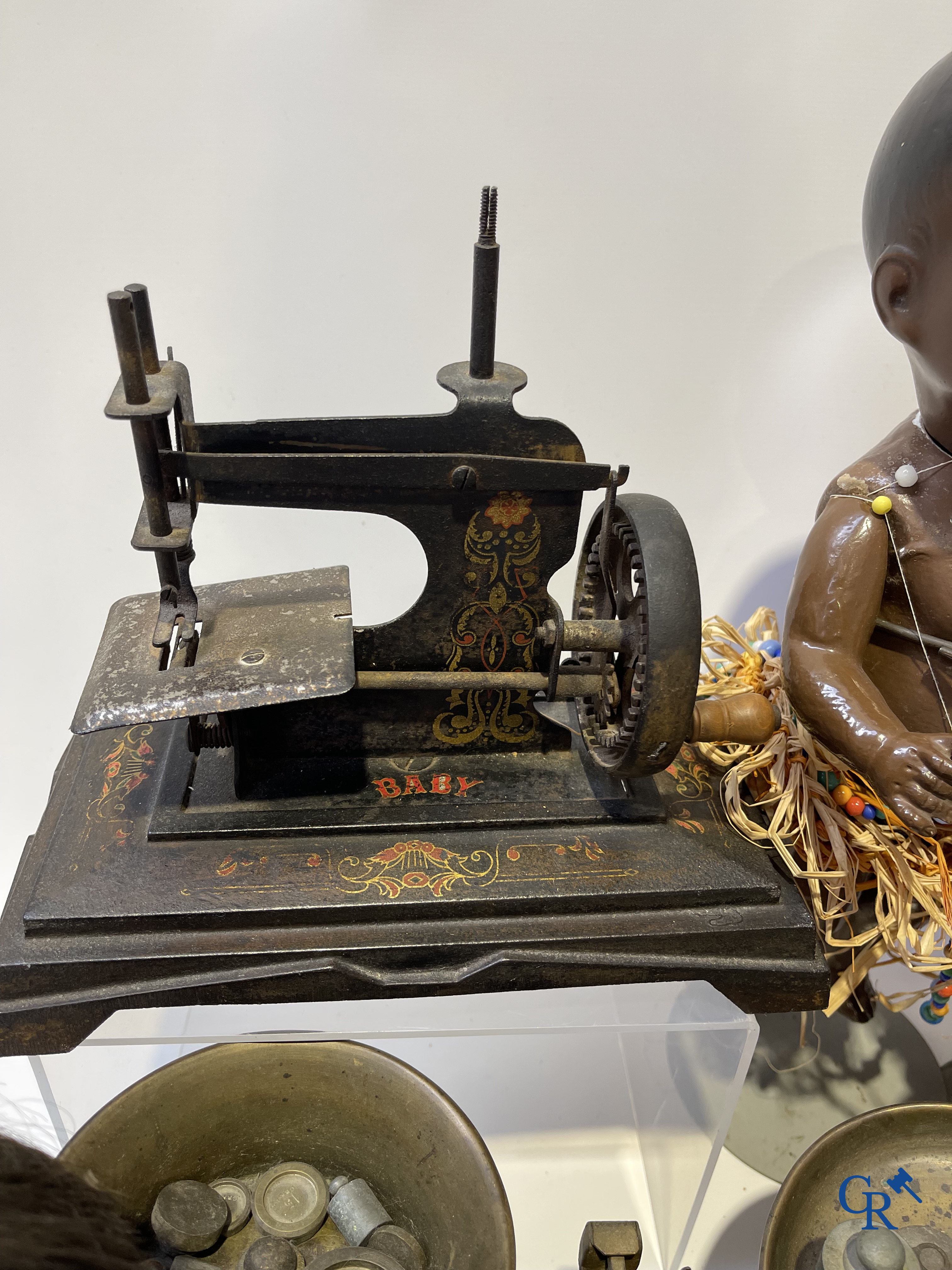 Vieux jouets, Grand lot avec différentes poupées anciennes et objets de collection.
