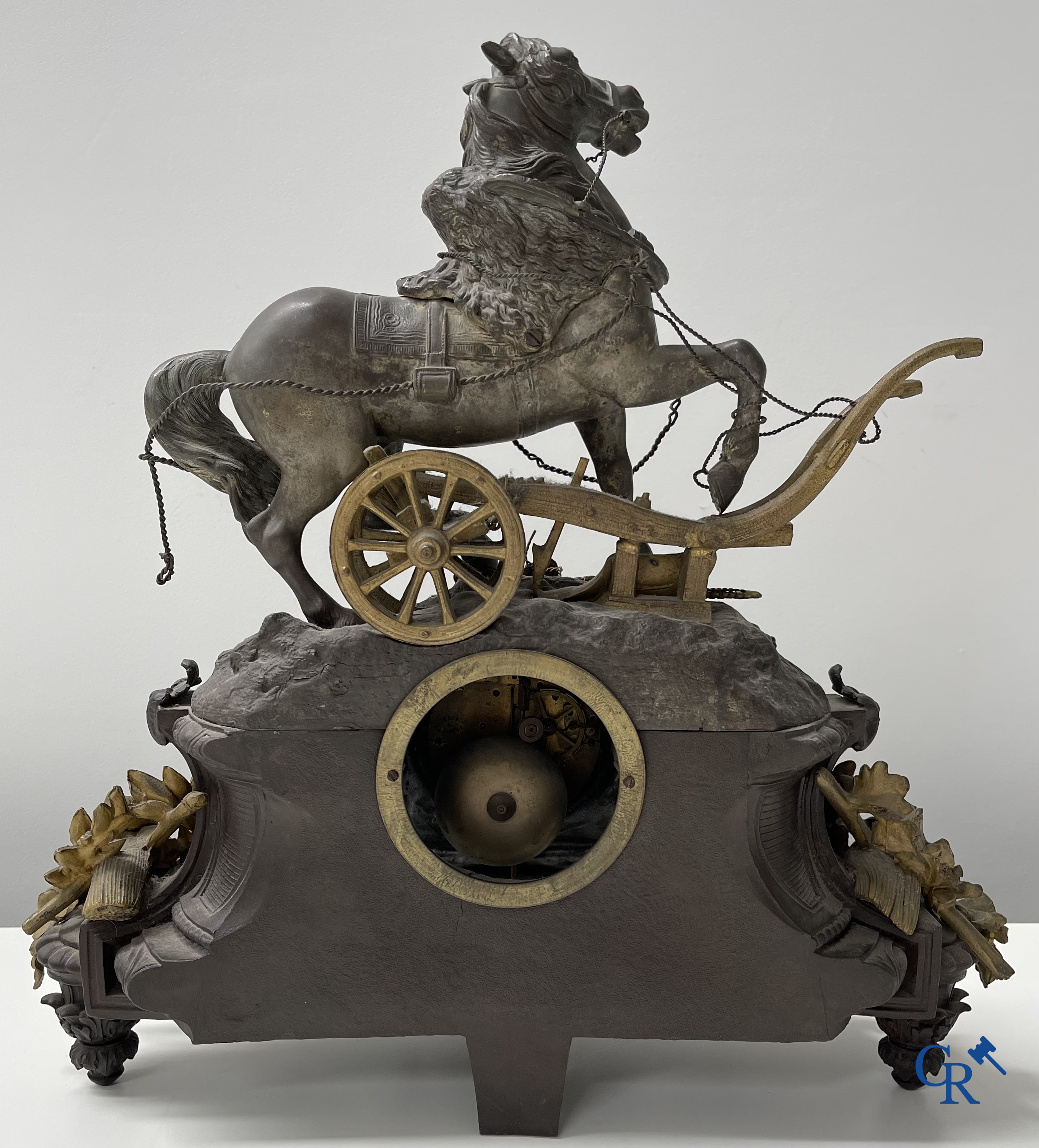 Un lot avec un pendule en régule, une paire de statues en Royal Dux et un globe de mariage.