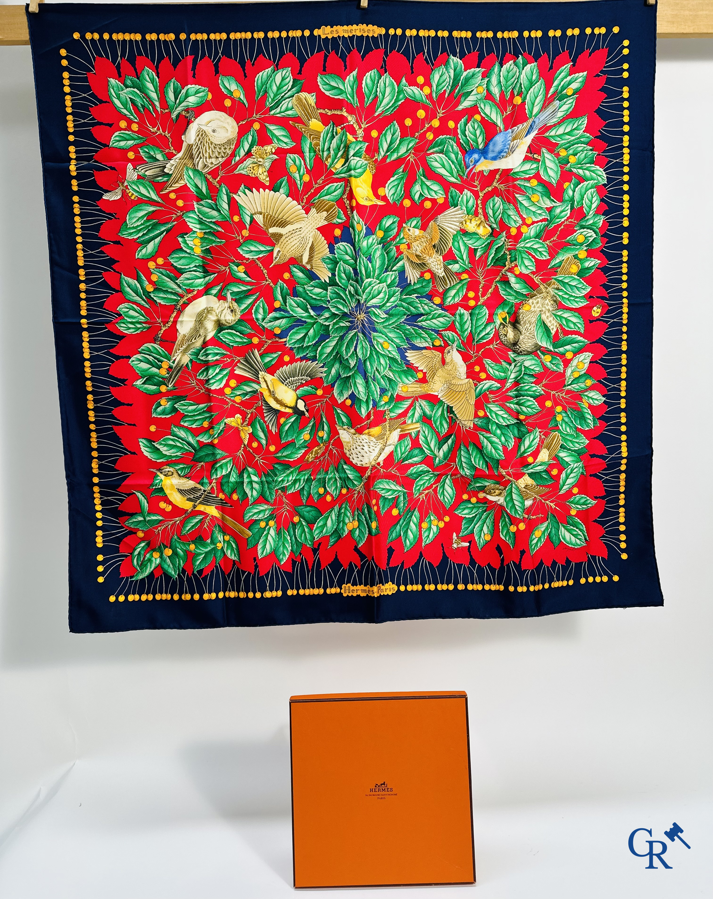 Hermès Paris: Foulard "Les Merises" dans sa boîte.