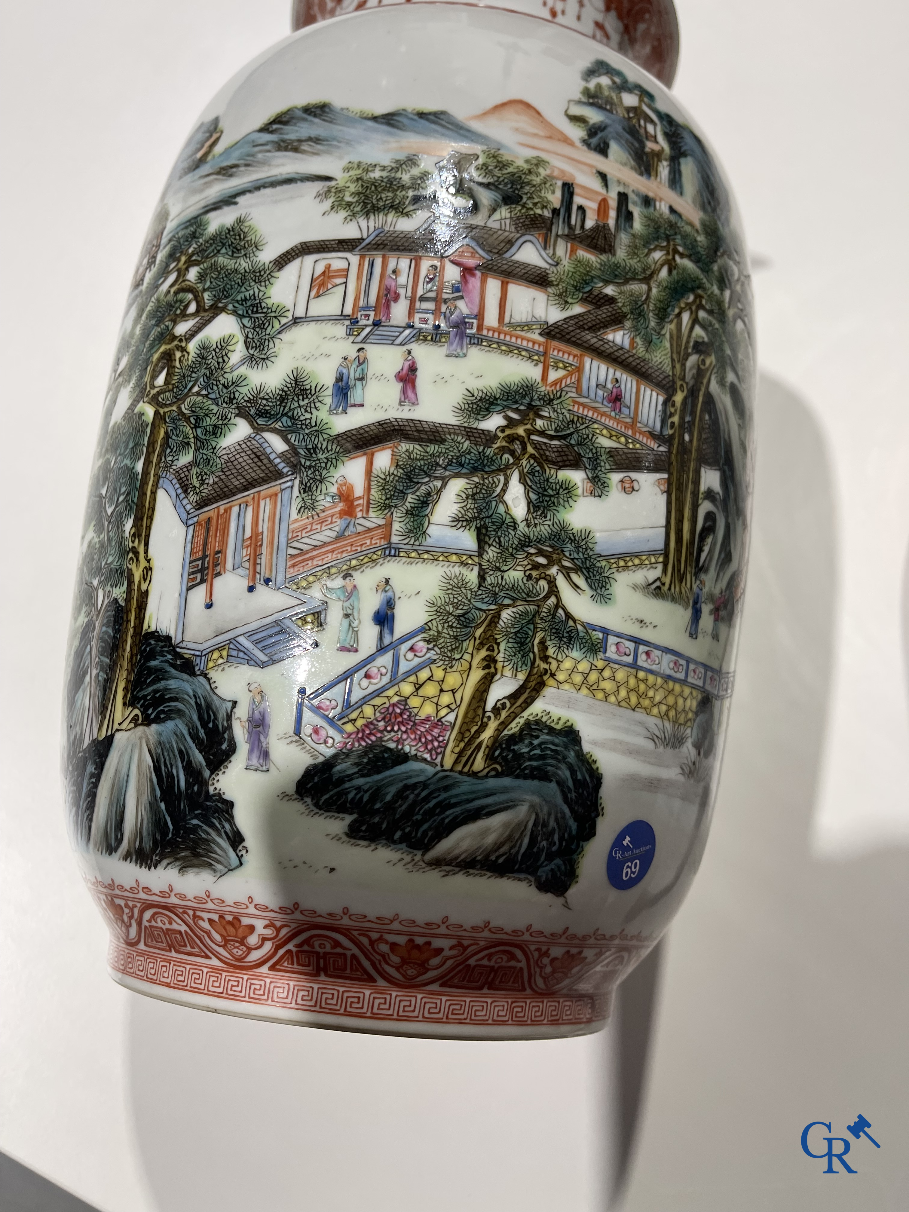 Art Asiatique, porcelaine chinoise. Une paire de vases chinois avec un décor de chevaux et de personnages.