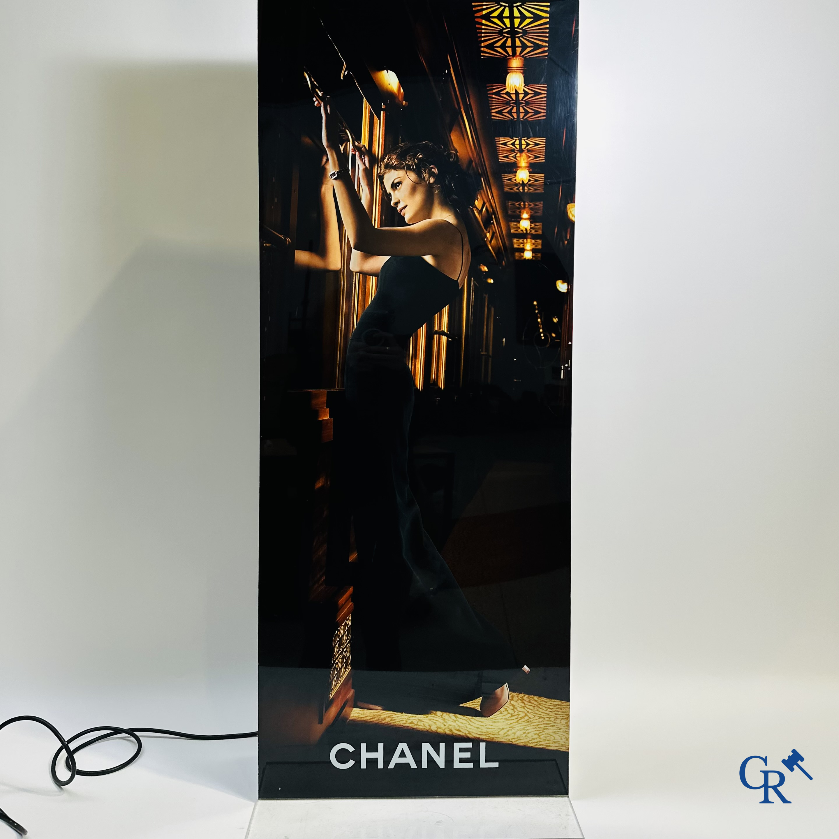 Chanel: Lichtreklame in plexiglass voor Chanel N°5 met een afbeelding van de Franse actrice Audrey Tautou.