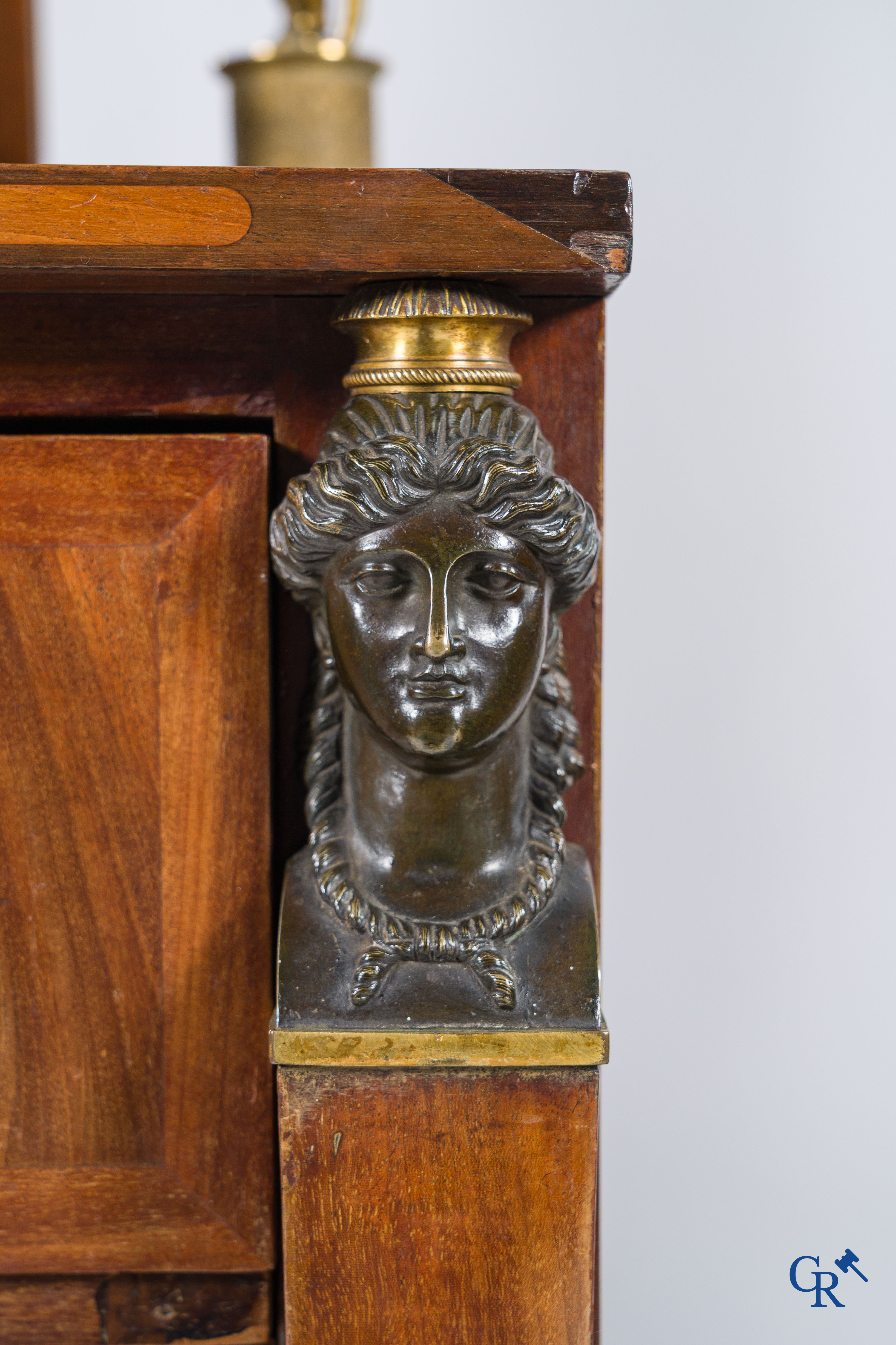 Chapuis, een mahonie houten herenkaptafel en dames toilettafel met geciseleerde bronzen. Empire, circa 1810.
