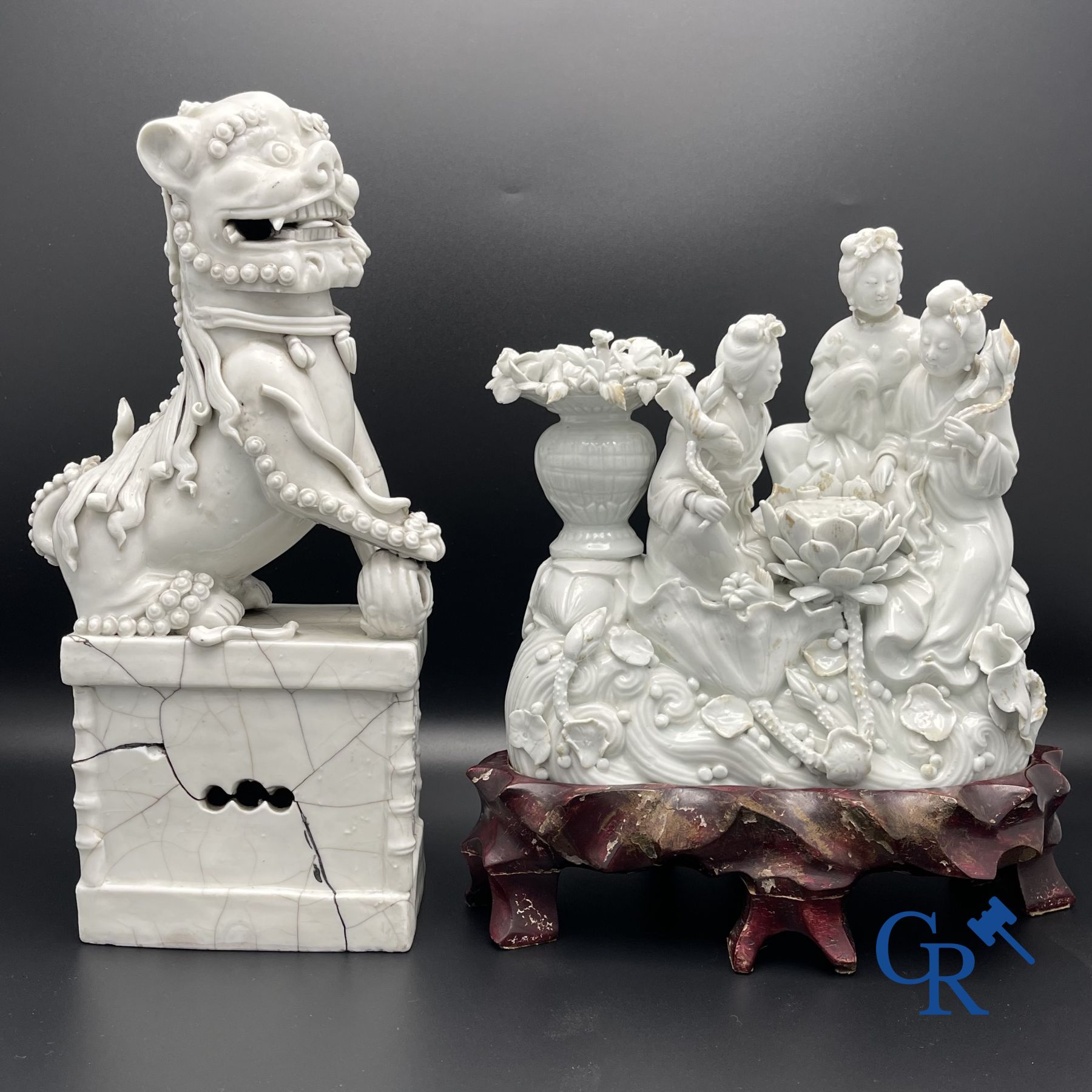 Porcelaine chinoise: Un lion bouddhiste et un groupe en blanc de Chine.