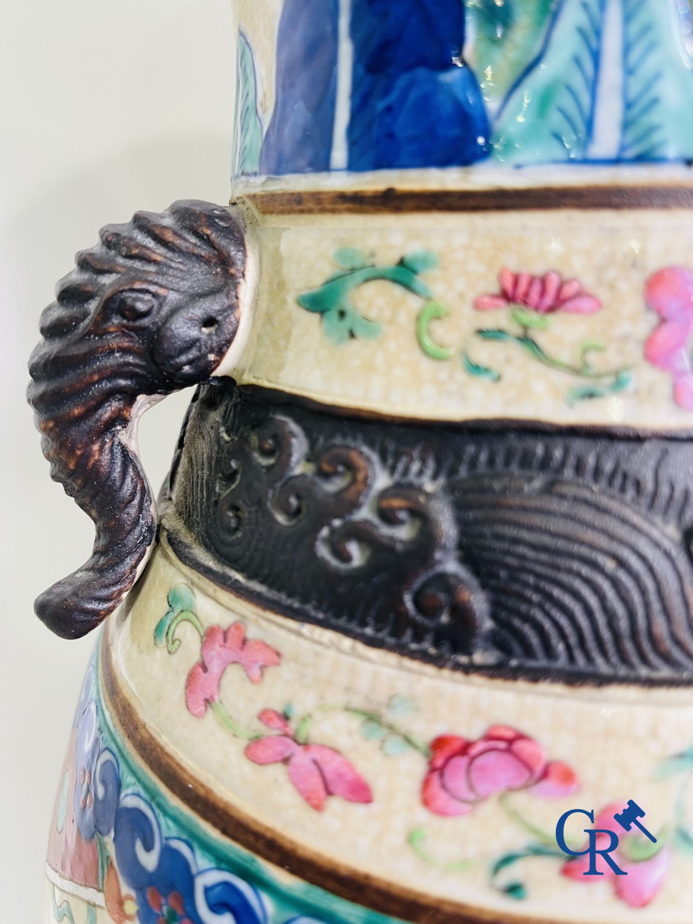 Art Asiatique : Une paire de vases Nanking Chinois décor famille rose.