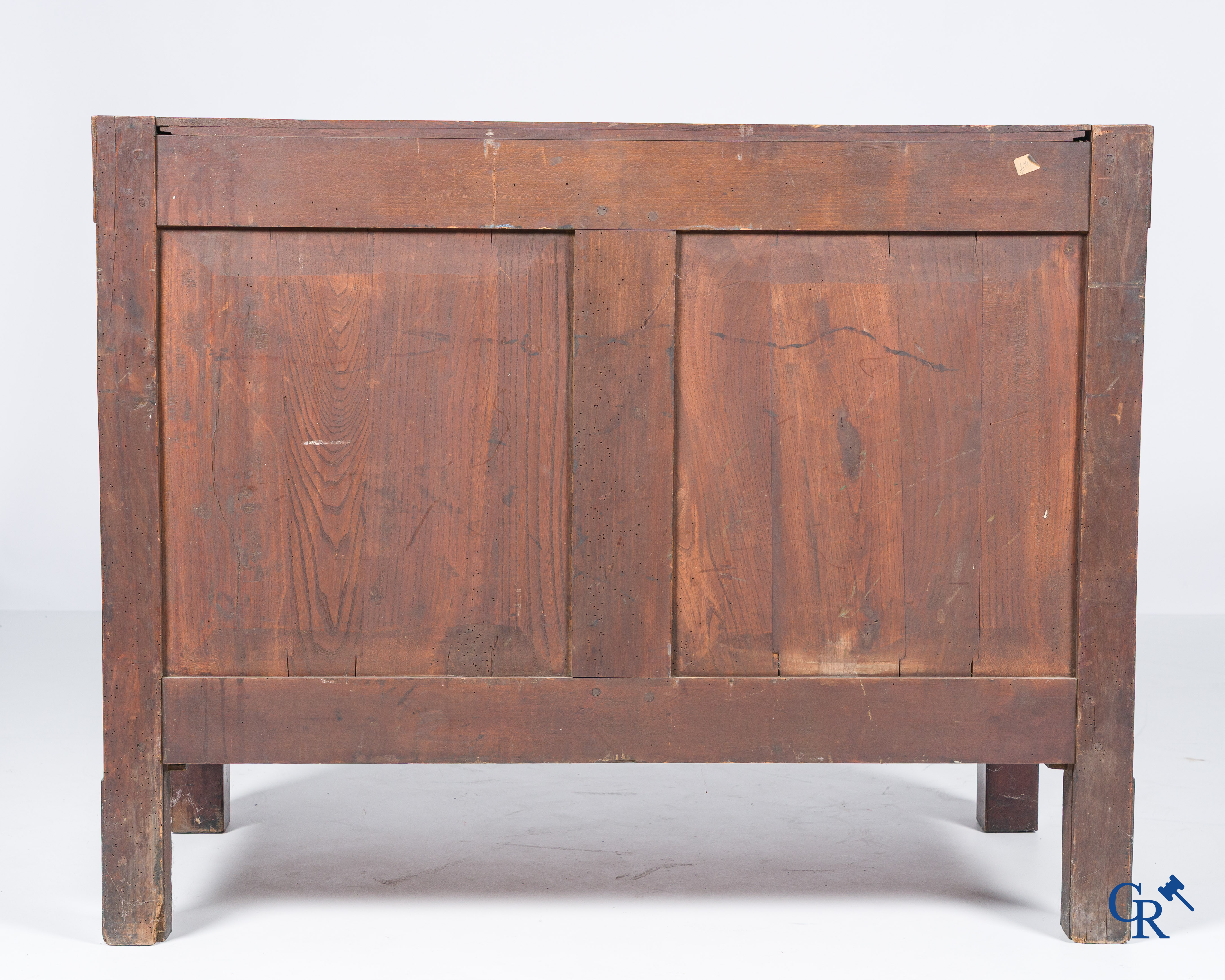 Chapuis, een commode in mahoniehout met fijn geciseleerde bronzen, zogenaamd Retour d'Egypte. Empire.