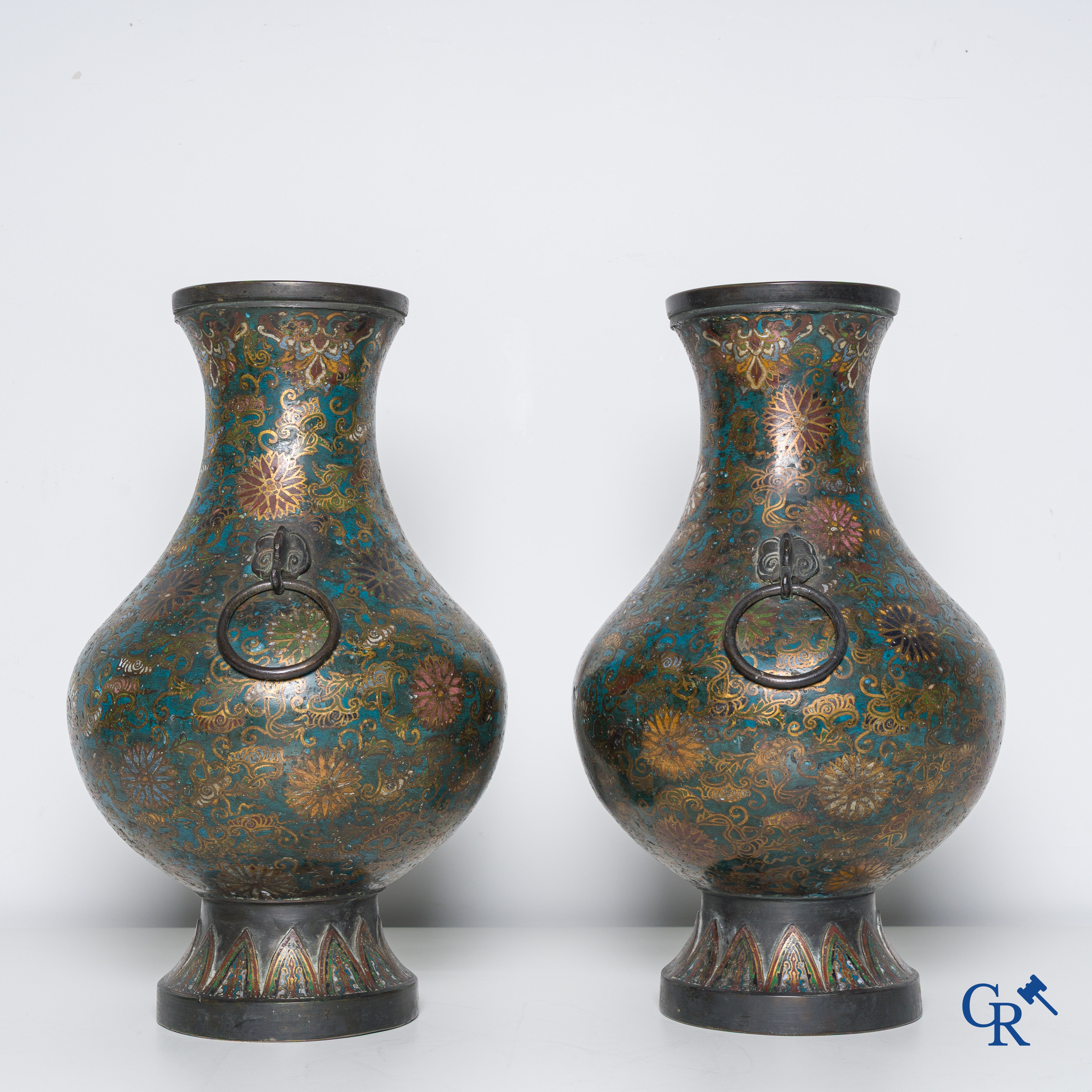 Art Asiatique, une paire de vases chinois en cloisonné. Marqué.