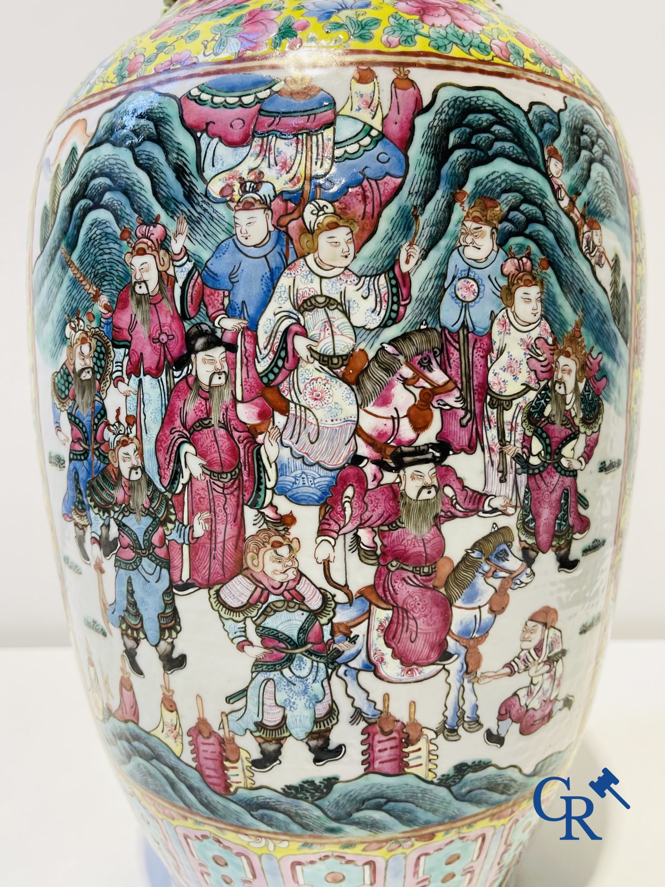 Art asiatique : Une paire de vases chinoise famille rose sur fond jaune avec des scènes de cour. XIXe siècle.